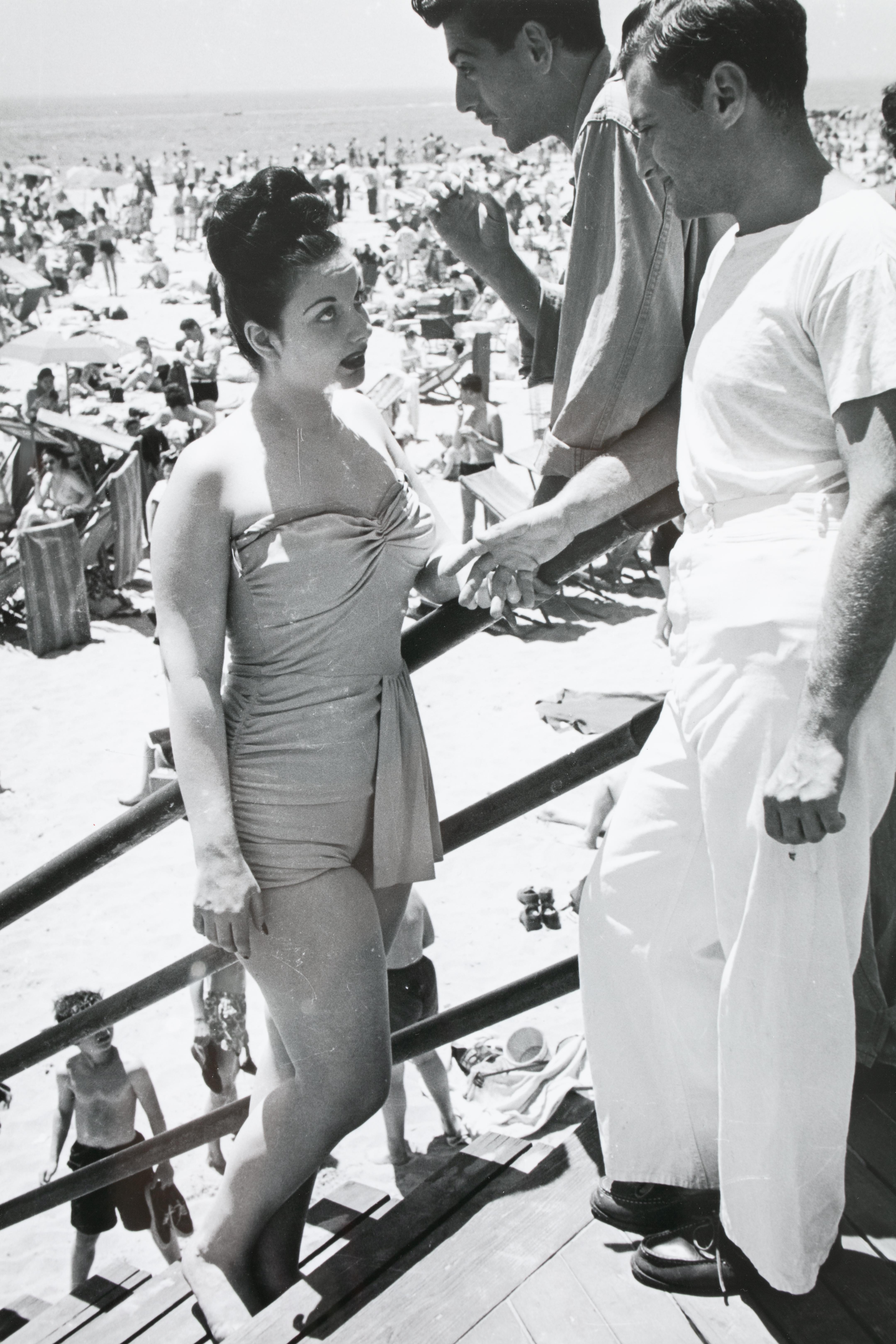 Troisième commode de Coney Island, 1947 - Photograph de Art Shay