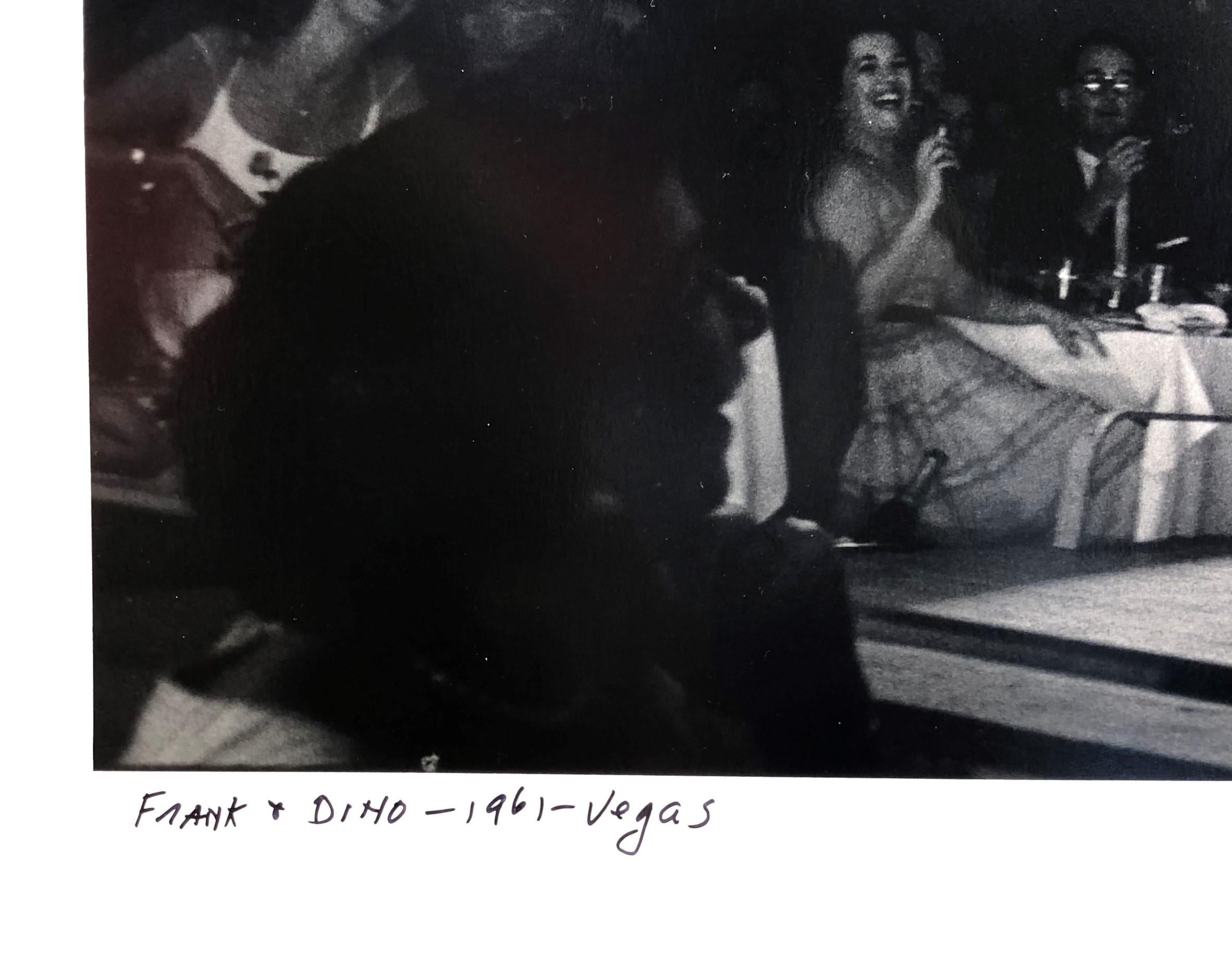 Dieses verspielte Foto von Art Shay zeigt zwei Mitglieder des famosen Rat Packs.  Dean Martin trägt Frank Sinatra über die Bühne, während sich die anderen Mitglieder über die Possen in diesem  Nachtclub in LAS Vegas aus dem Jahr 1961.

Art