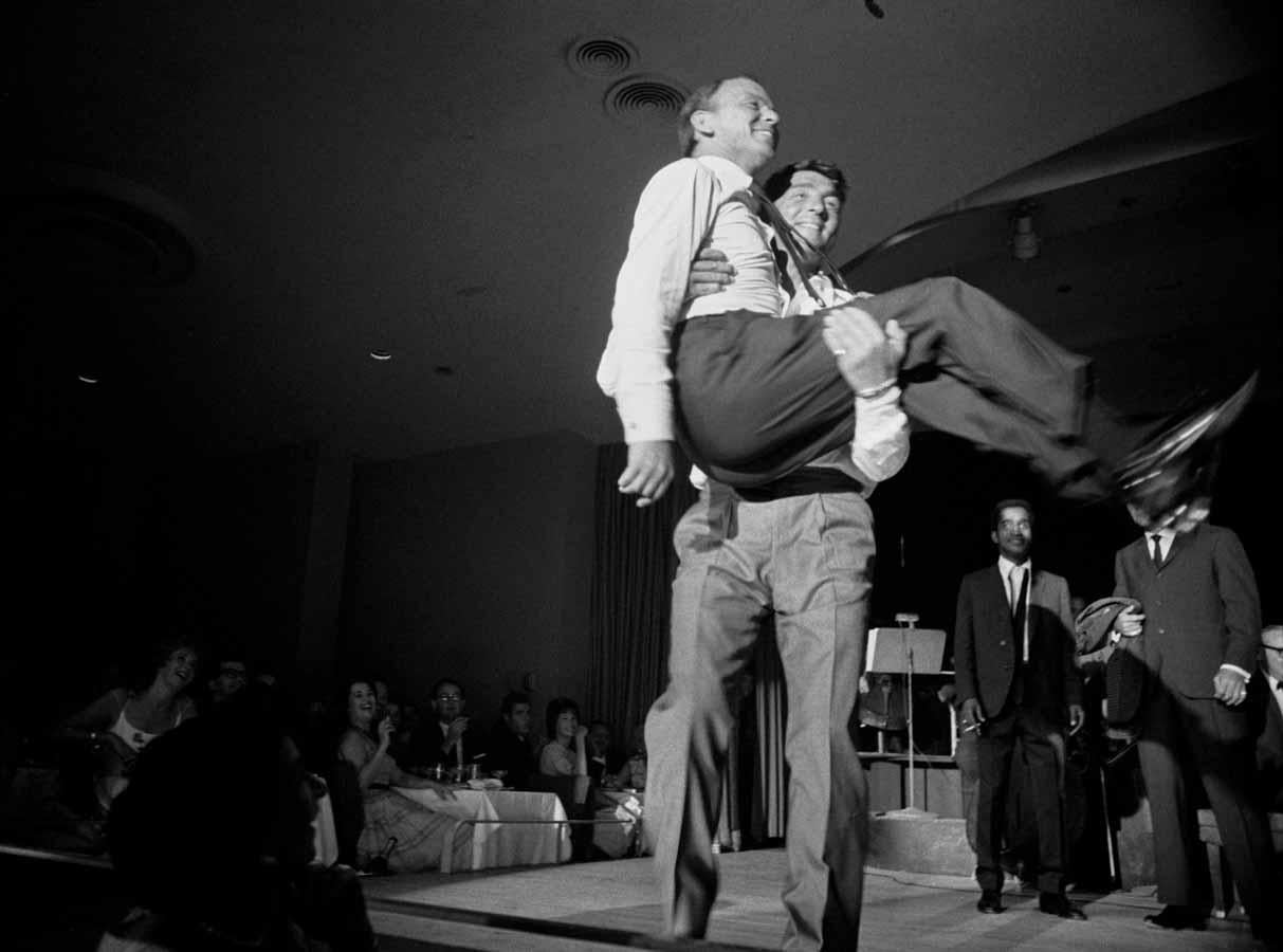 Art Shay Figurative Photograph – Dean Martin und Frank Sinatra, Las Vegas 1961, The Rat Pack, Schwarz-Weiß-Foto
