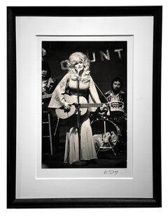 Dolly Inmortalizada, Foto Vintage en Blanco y Negro, 1976, Firmada y Enmarcada