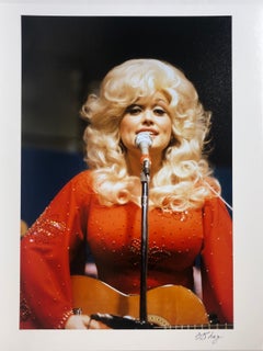 Dolly Parton, 1976 – Porträt, helles rotes Kleid und Gitarre, Farbfotografie