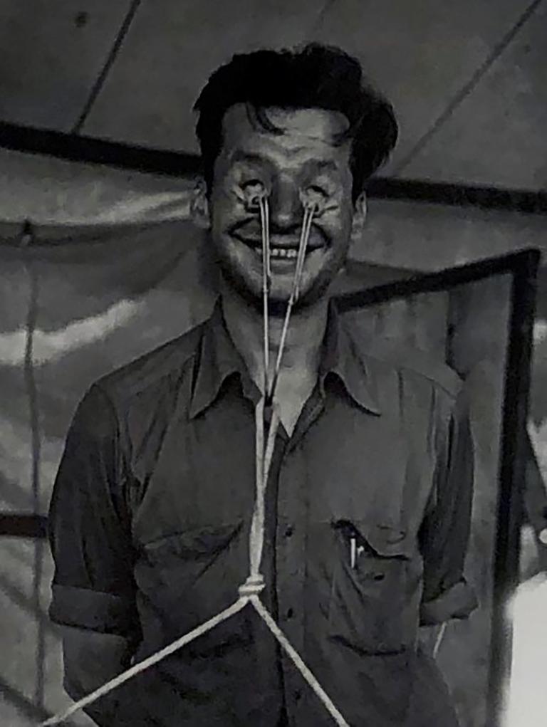 Eyeball Freak, Circus Side Show Curiosity, Tirage gélatino-argentique, encadré, 1952 - Noir Black and White Photograph par Art Shay