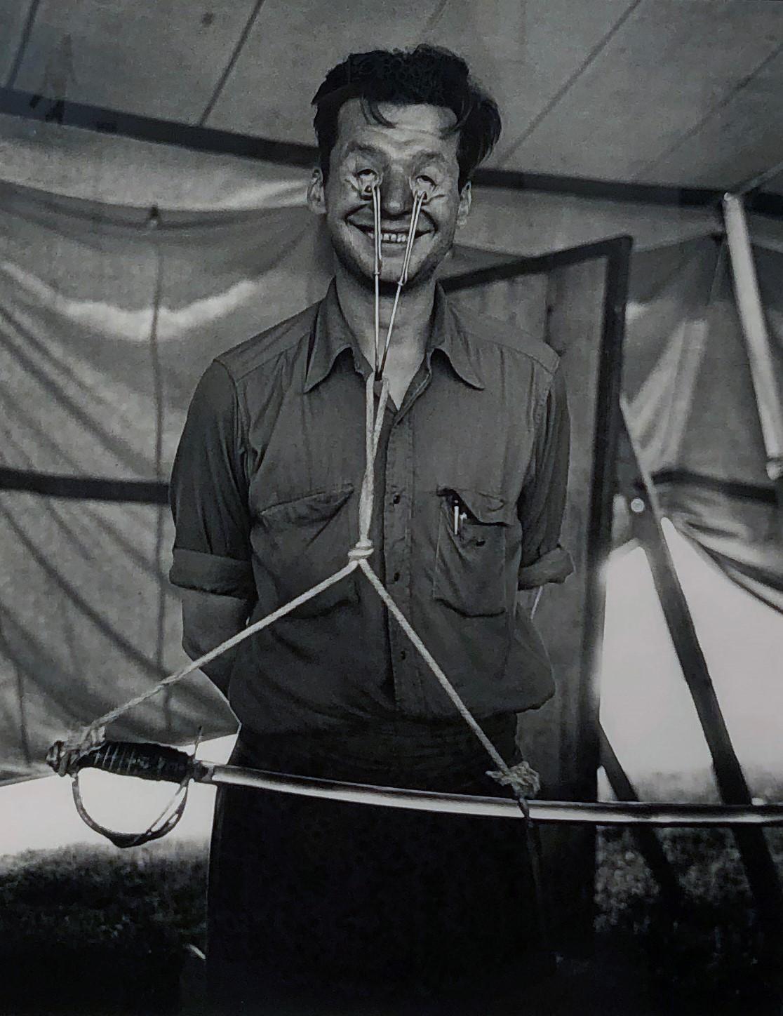 Art Shay Black and White Photograph – Eyeball Freak, Circus Side Show Rarität, Silber-Gelatinedruck, gerahmt, 1952