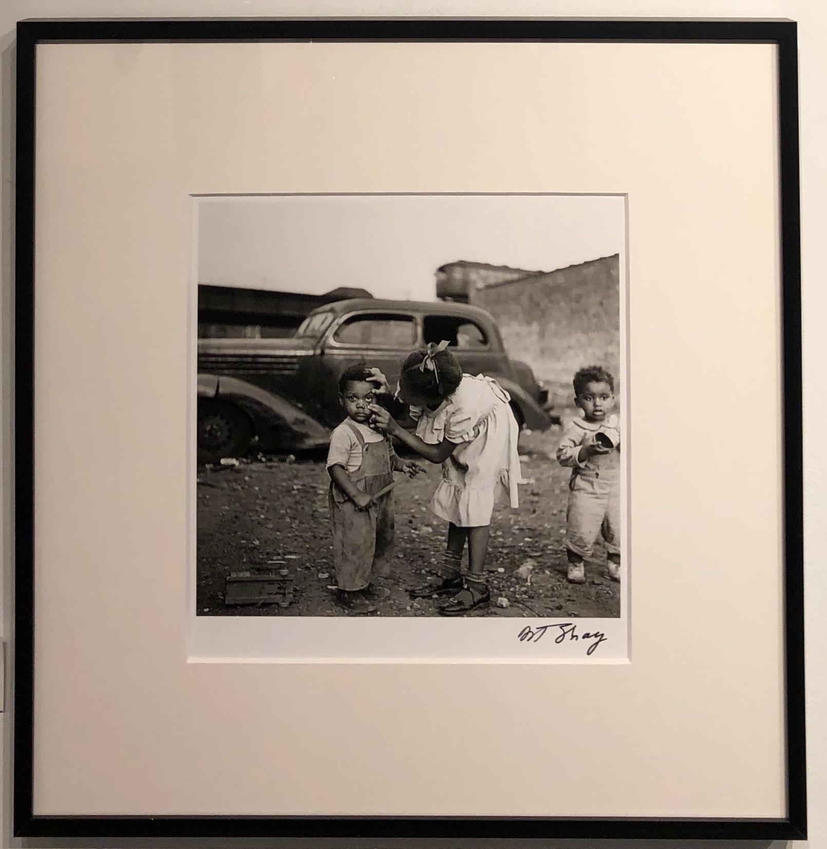 First Aid 1950, Black and White Photograph of Two Small Children, Signed, Framed (Schwarz), Figurative Photograph, von Art Shay