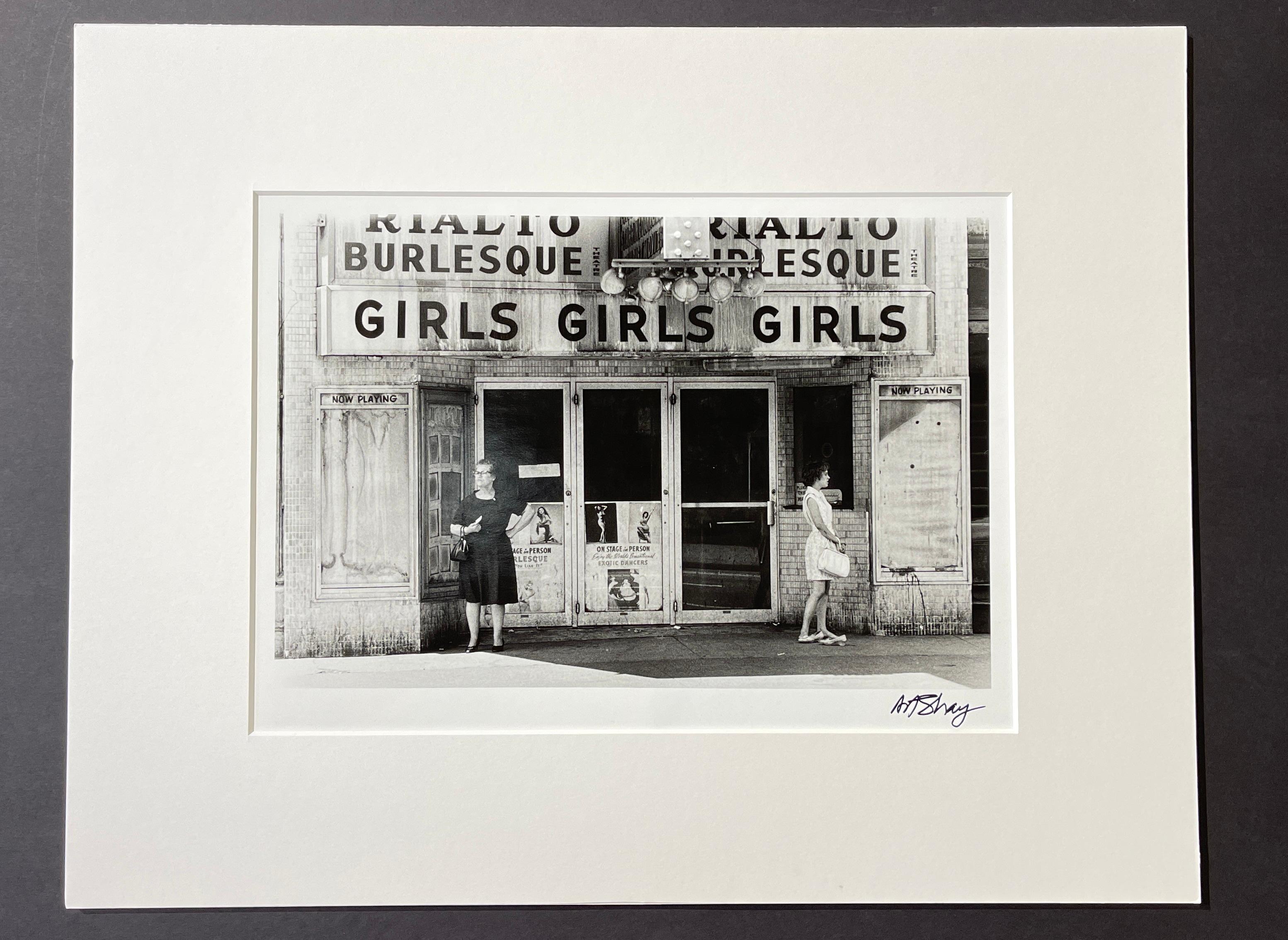 Girls Girls, State St. Strip Joint Near Death, Chicago, 1966 – Photograph von Art Shay