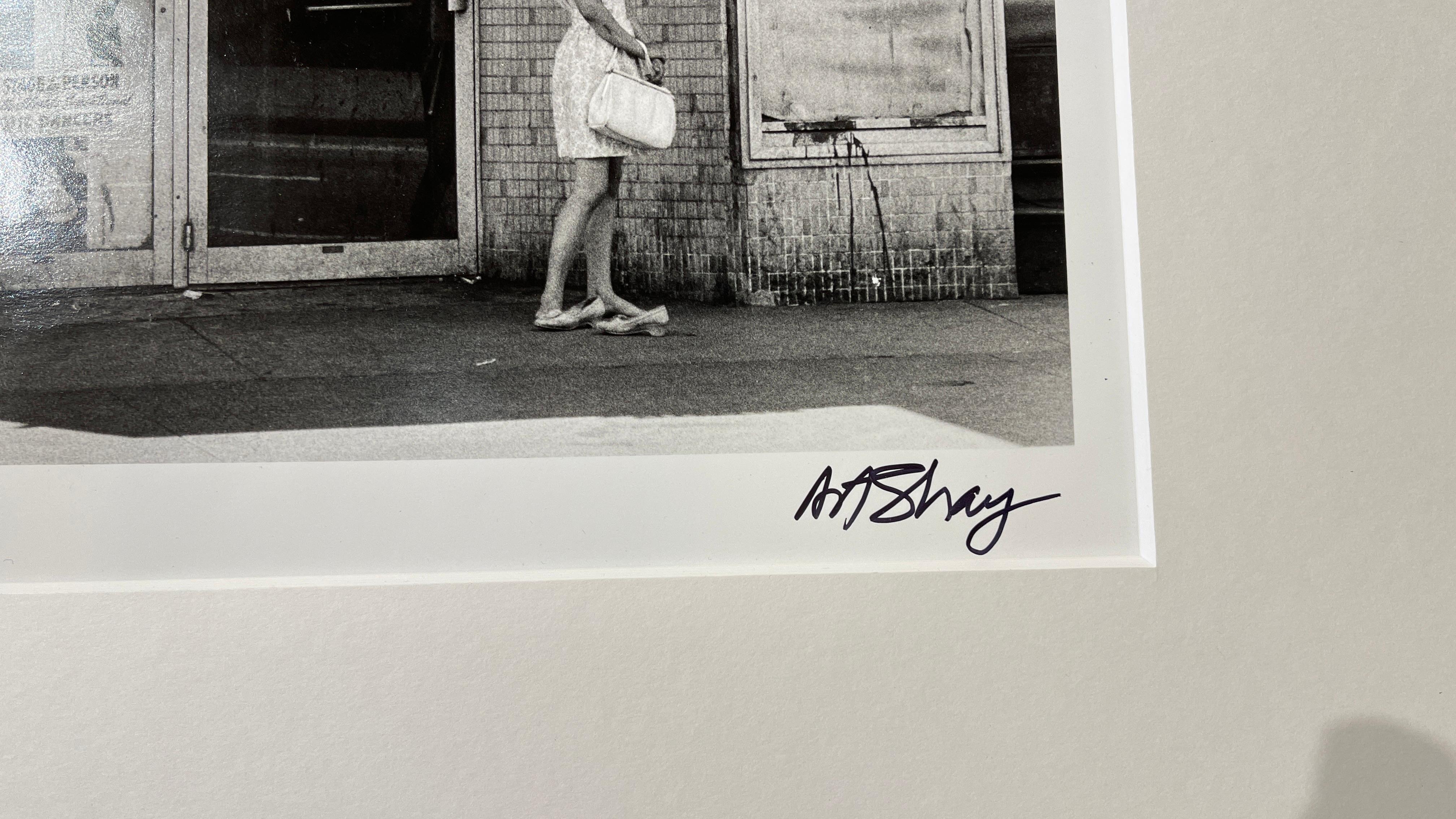 Girls Girls, State St. Strip Joint Near Death, Chicago, 1966 - Contemporain Photograph par Art Shay