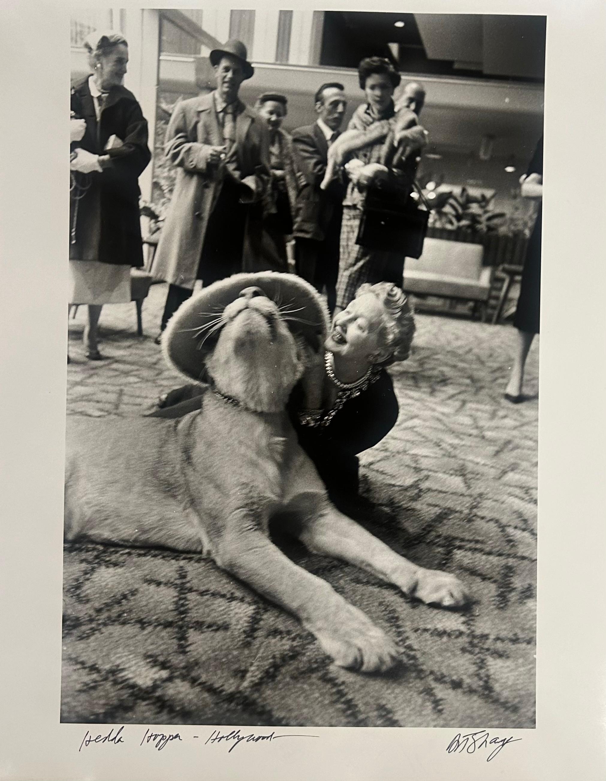 Art Shay Figurative Photograph – Hedda Hopper - Hutmacherin, Hollywood um 1956, signiertes Foto