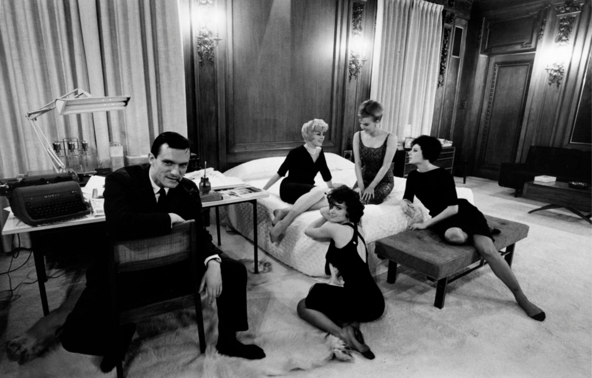 Art Shay Black and White Photograph – Hugh Hefner in His Bedroom Office, Chicago 1961, Schwarz-Weiß-Fotografie