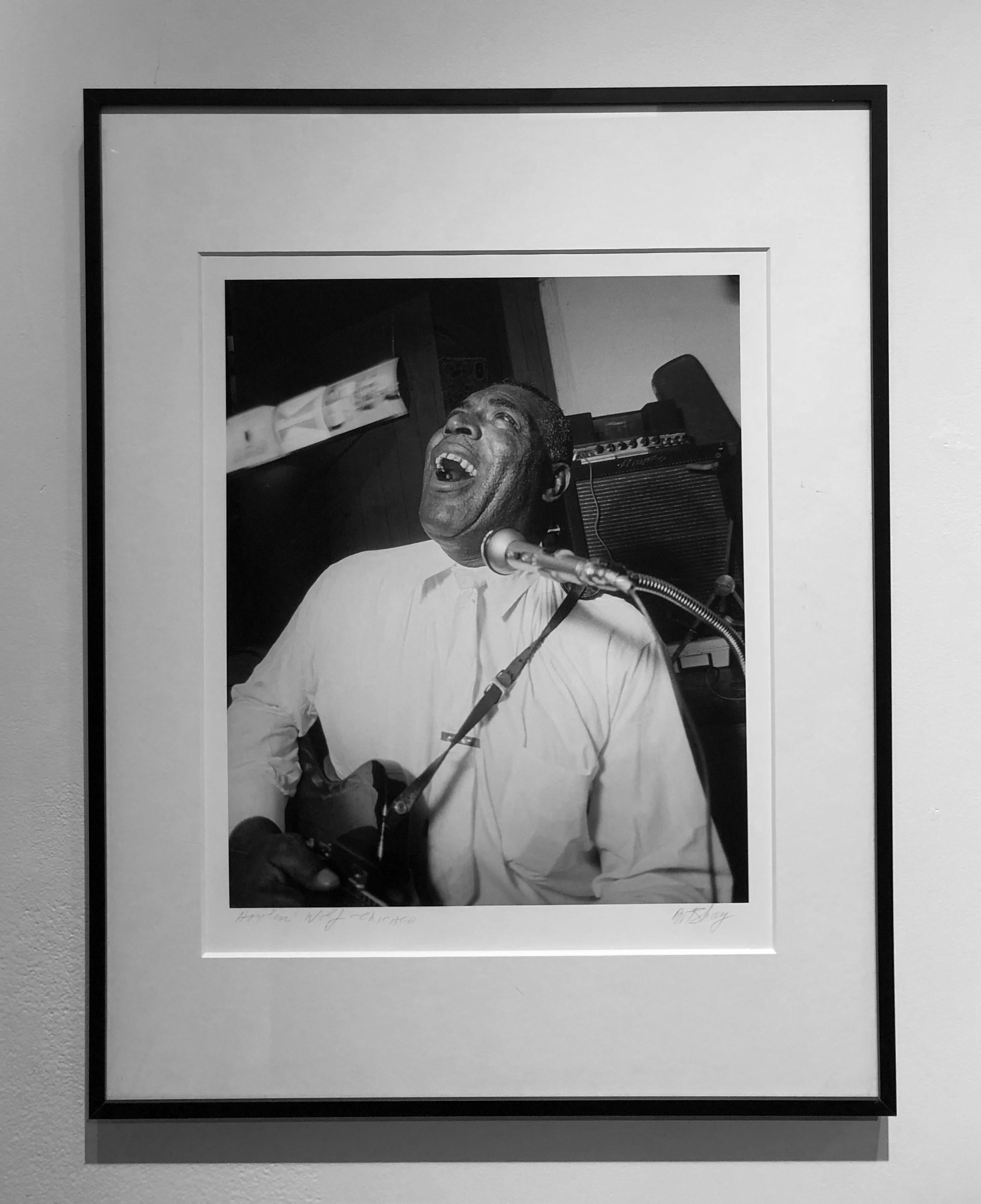 Blues Great Howlin' Wolf, Chicago 1966, gerahmtes Schwarz-Weiß-Foto von Art Shay im Angebot 1