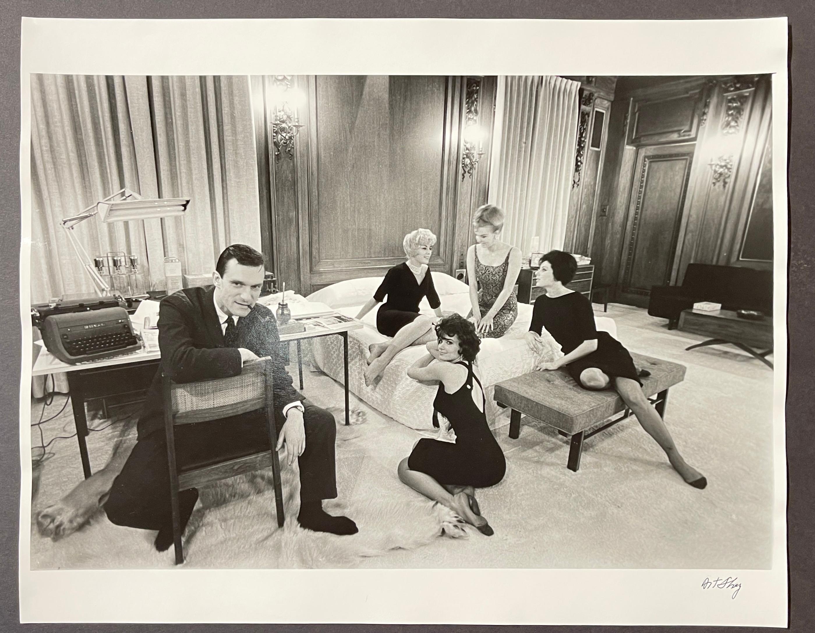 Hugh Hefner in His Bedroom Office, Chicago 1961, Schwarz-Weiß-Fotografie – Photograph von Art Shay