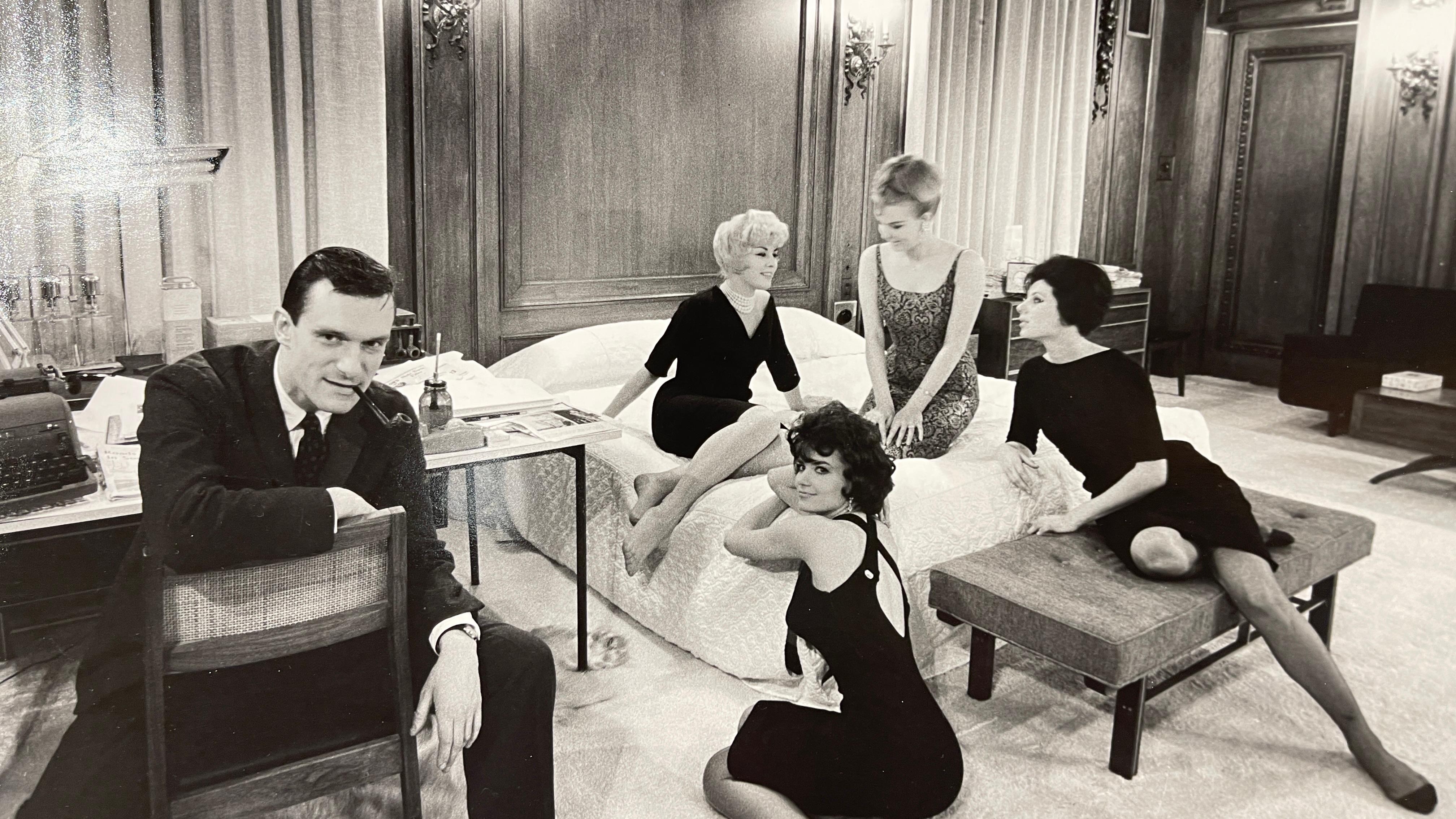 Hughes Hefner dans sa chambre à coucher, Chicago 1961, Photographie en noir et blanc 1