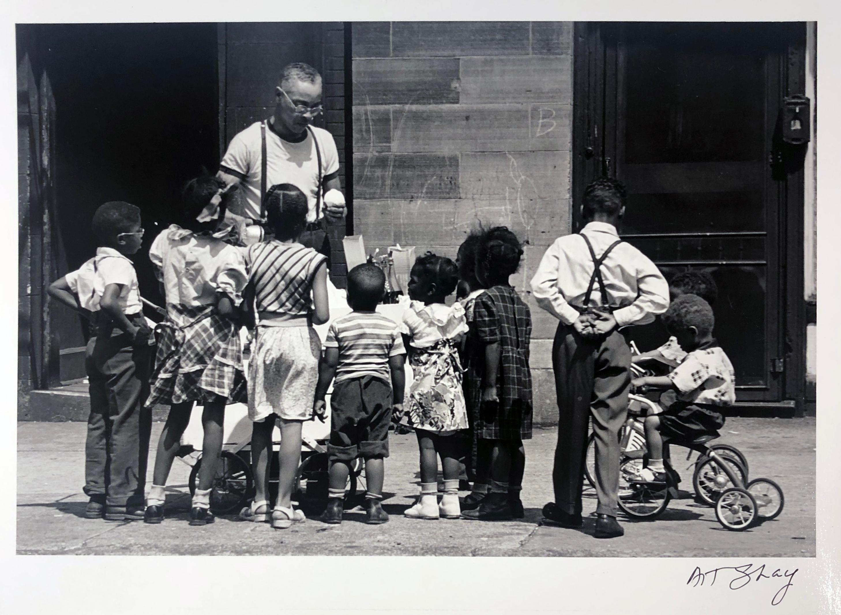 Art Shay Color Photograph – Iceman - Children Gathered Around an Ice Cream Vendor, um 1949, Foto signiert
