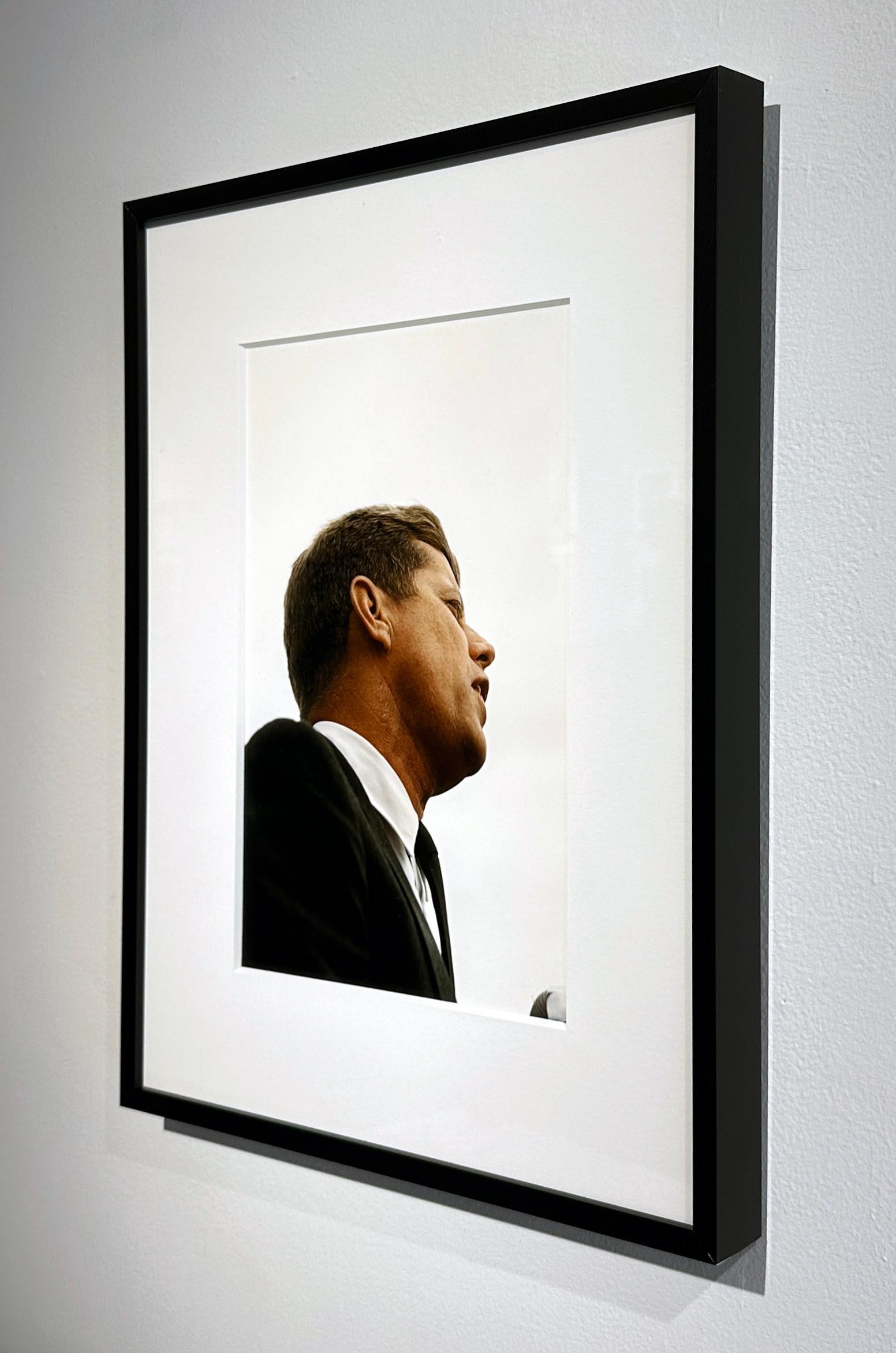 Le photographe Art Shay a pu s'approcher au plus près de John F. Kennedy dans ce portrait intime.  Le fait qu'il soit dépourvu de tout arrière-plan ajoute à la puissance de ce portrait.  Elle est encadrée dans un cadre métallique noir de 18 x 13,75