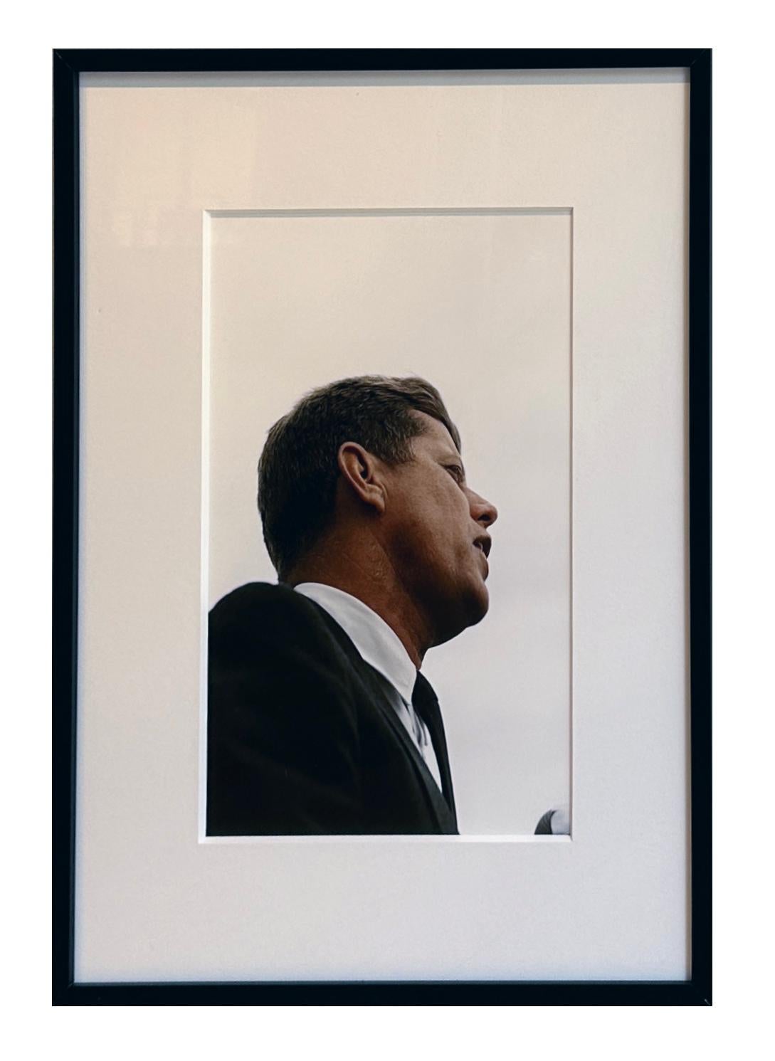 JFK in Profil, 1960 – Farbfotografie, matt und gerahmt (Zeitgenössisch), Photograph, von Art Shay