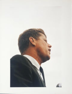 JFK de perfil, 1960 - Fotografía en color con marco y paspartú