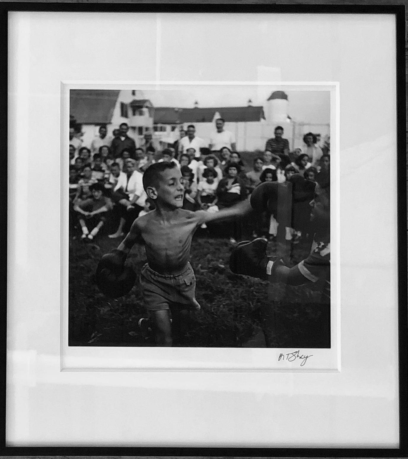 Kid Boxing, 1952, photographie en noir et blanc par Art Shay, signée et encadrée en vente 1