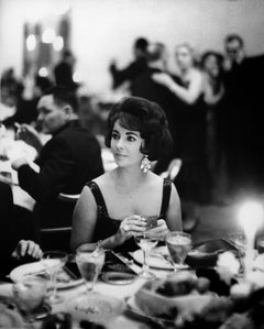 Vintage Liz Taylor at the Pump Room, Chicago 1960 - Black and White Photograph, Art Shay