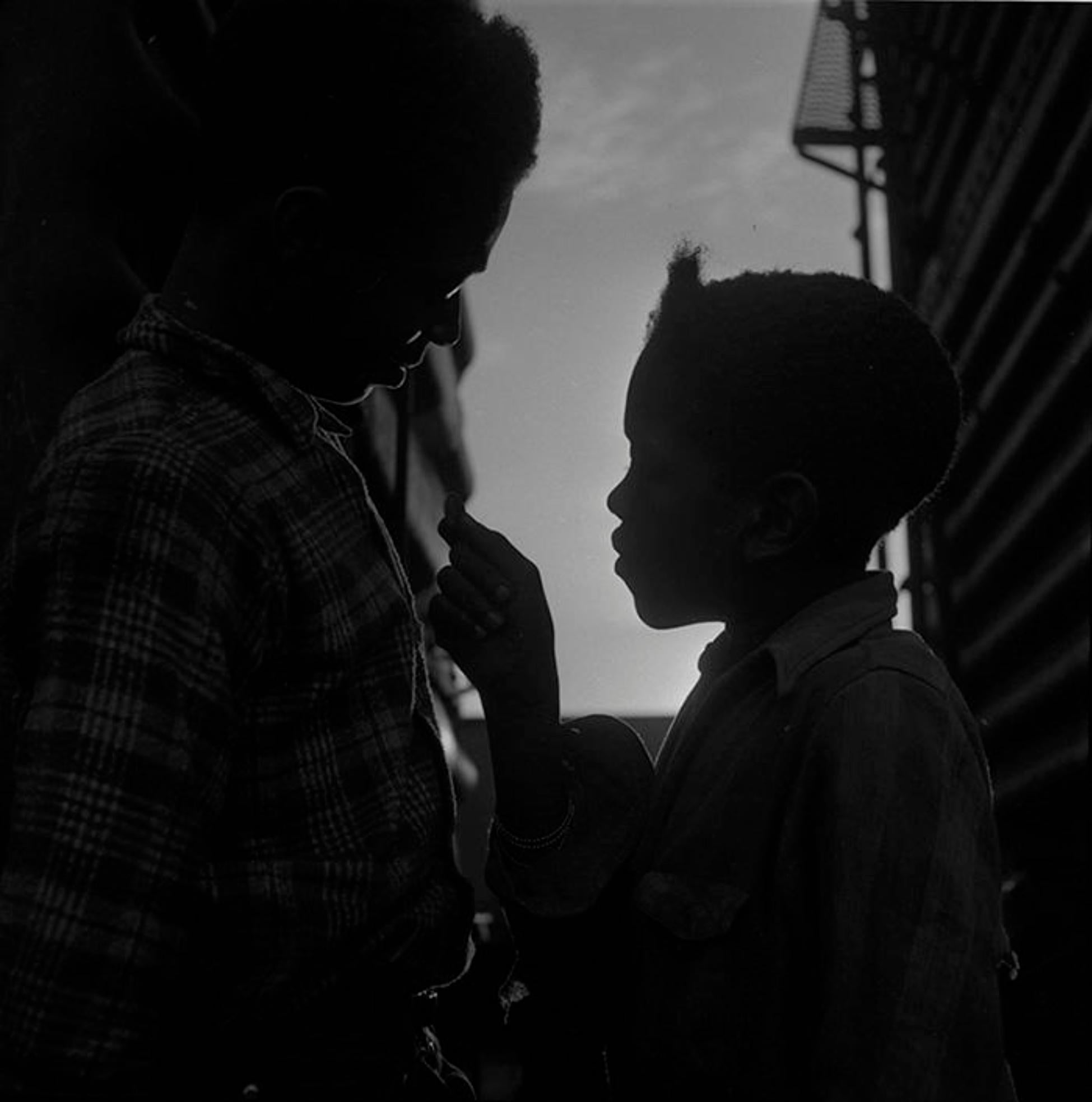 Art Shay
Brooklyn : Brothers, 1952
tirage à la gélatine argentique
24,25 x 20,25 encadré
ASY104

Art Shay a photographié la communauté de Brooklyn, IL, pour le magazine Ebony, en 1952.  Ces photographies sont le résultat de  cette