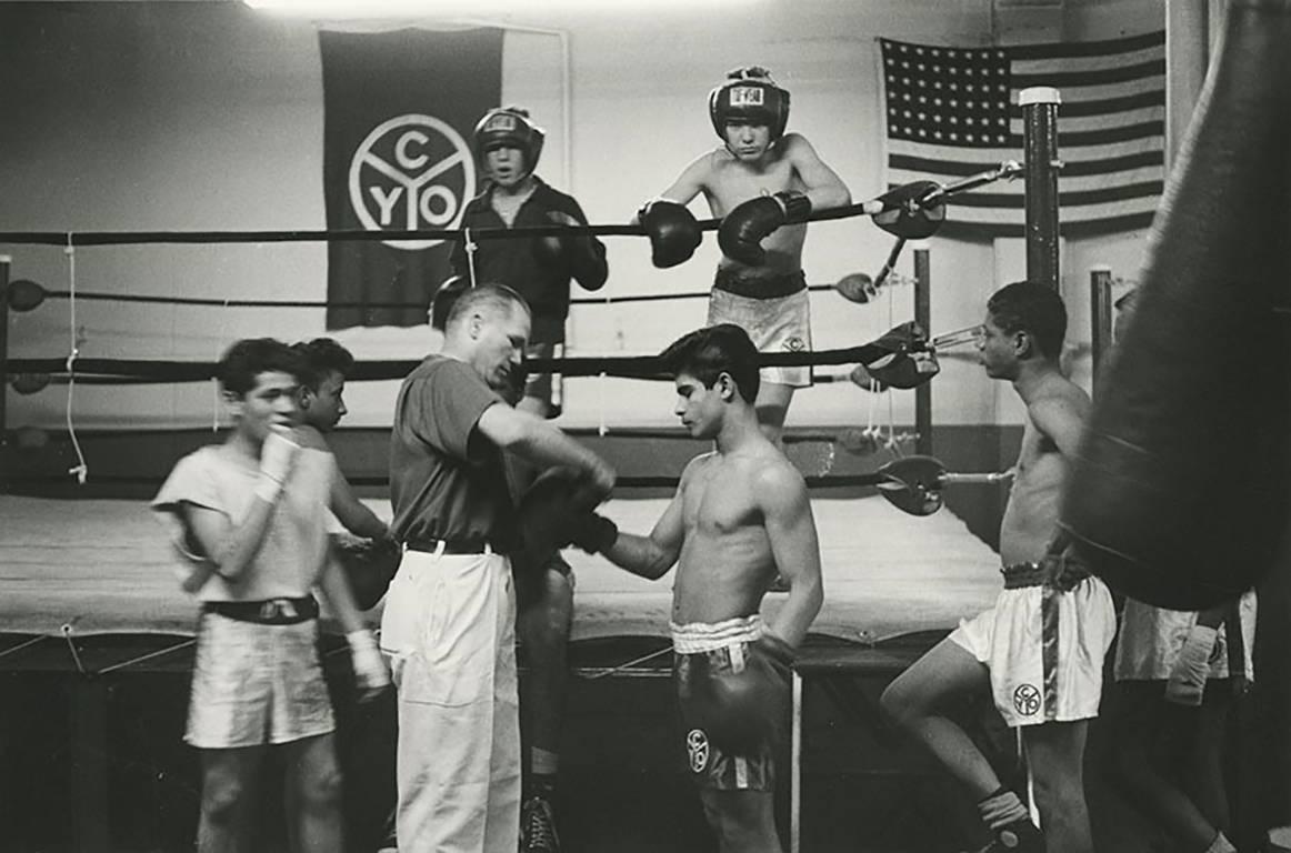 Art Shay Figurative Photograph – ""Man of Steel"" Tony Zale Coaches CYO Youth, 1950, signiert, Schwarz-Weiß-Foto