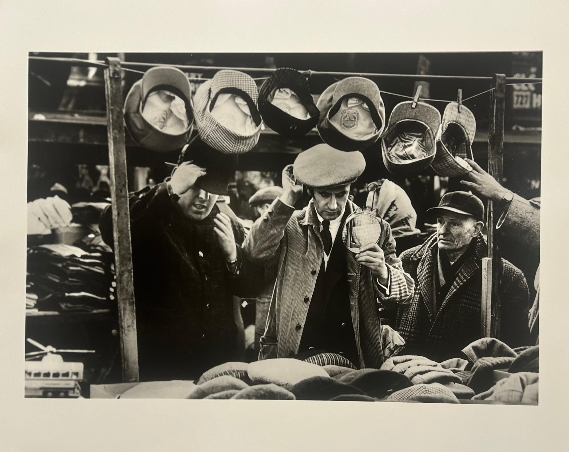 Art Shay Black and White Photograph – Marcel Marceau beim Einkaufen auf Maxwell ca. 1956, Foto signiert