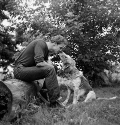 Marlon Brando embrassant un chien, Libertyville, IL 1950 - Grand format noir et blanc