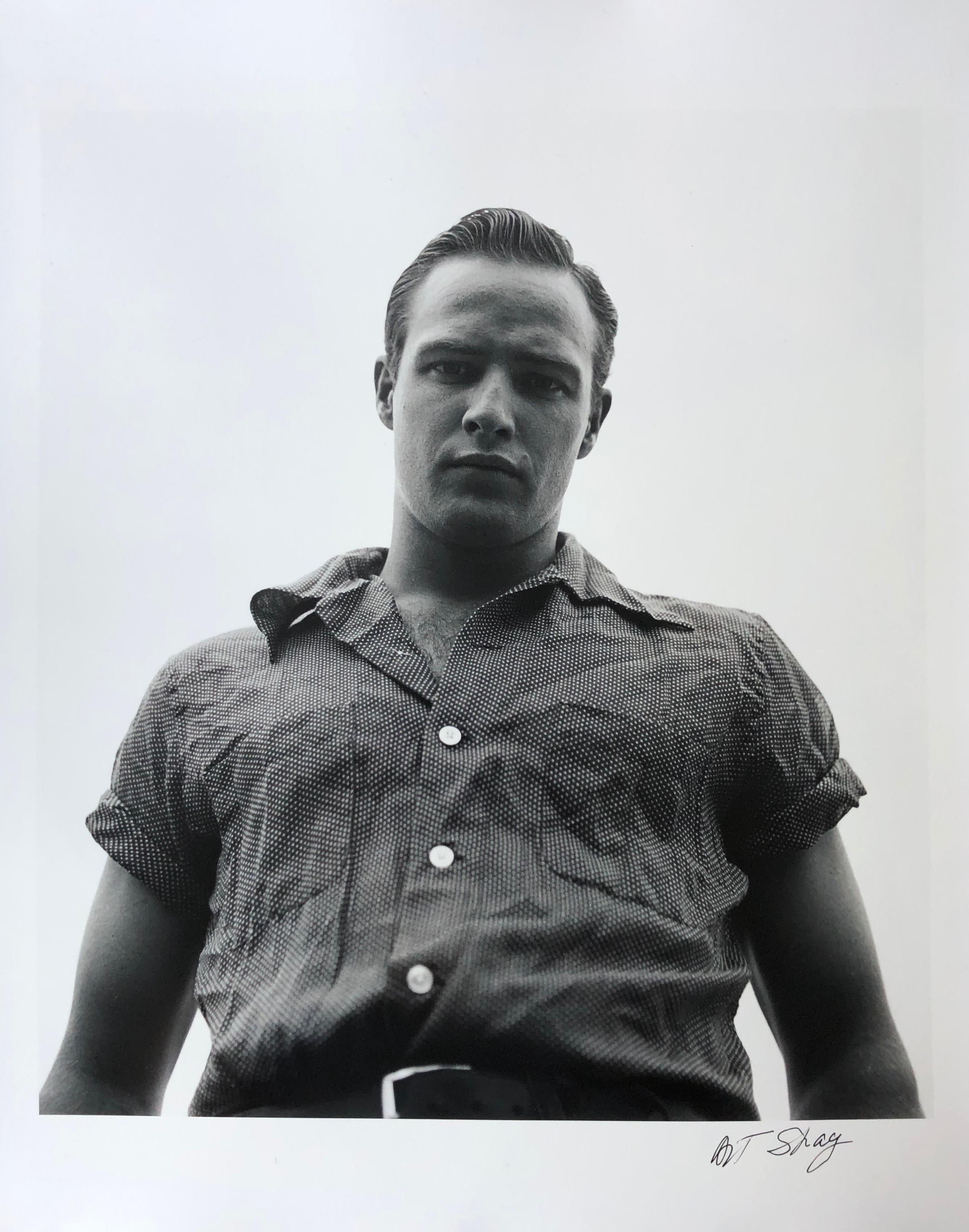 Marlon Brando, Libertyville, Illinois, 1950 - Silbergelatinedruck – Photograph von Art Shay