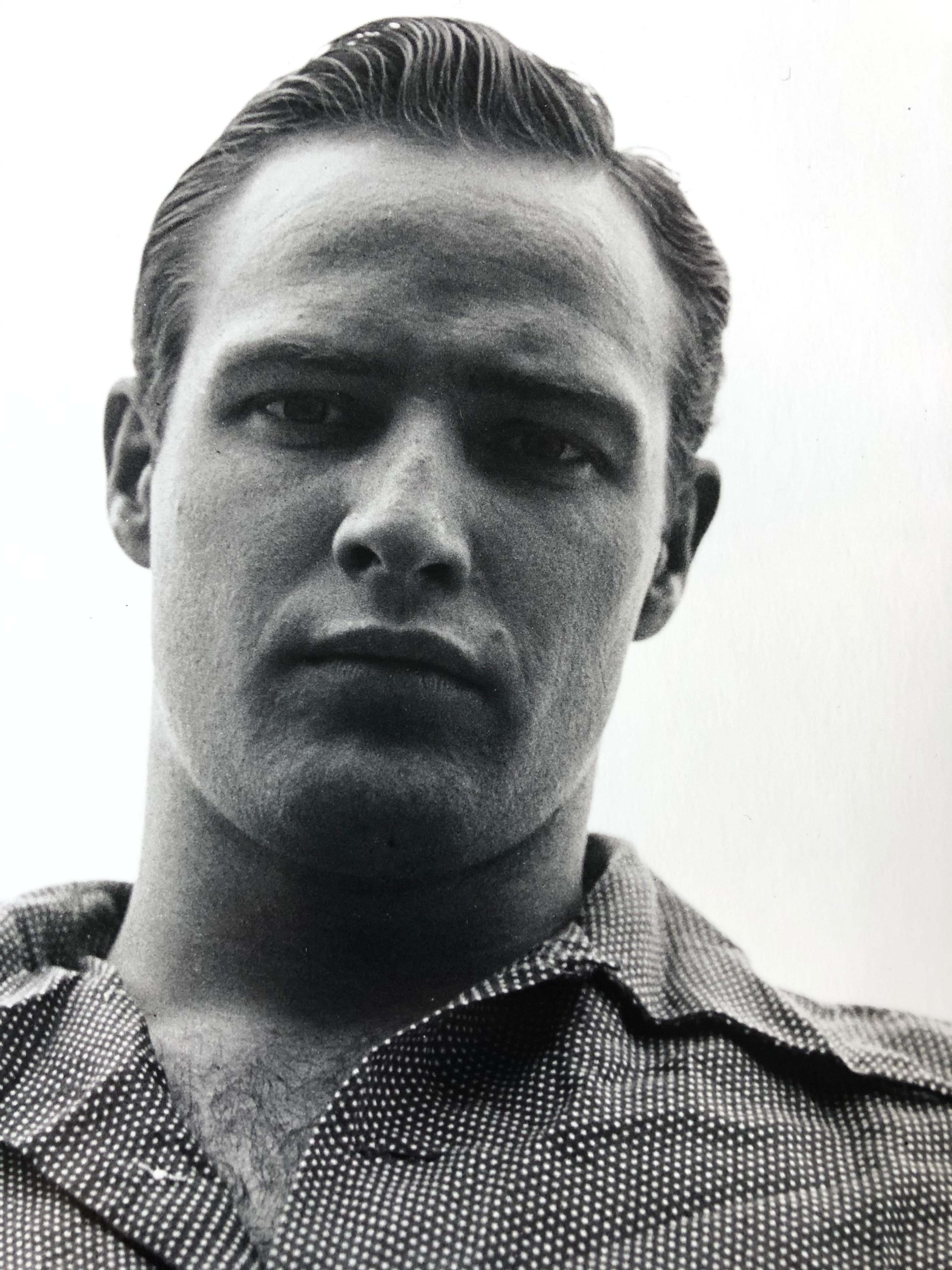Marlon Brando, Libertyville, Illinois, 1950 - Silbergelatinedruck (Zeitgenössisch), Photograph, von Art Shay