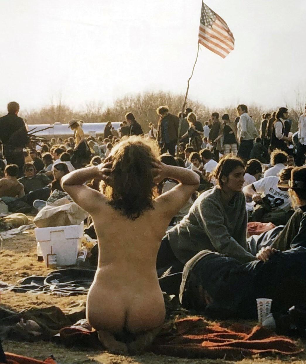 Nudamente patriottico, 1970, Raduno pacifico, nudo femminile, stampa a pigmenti d'archivio - Photograph di Art Shay