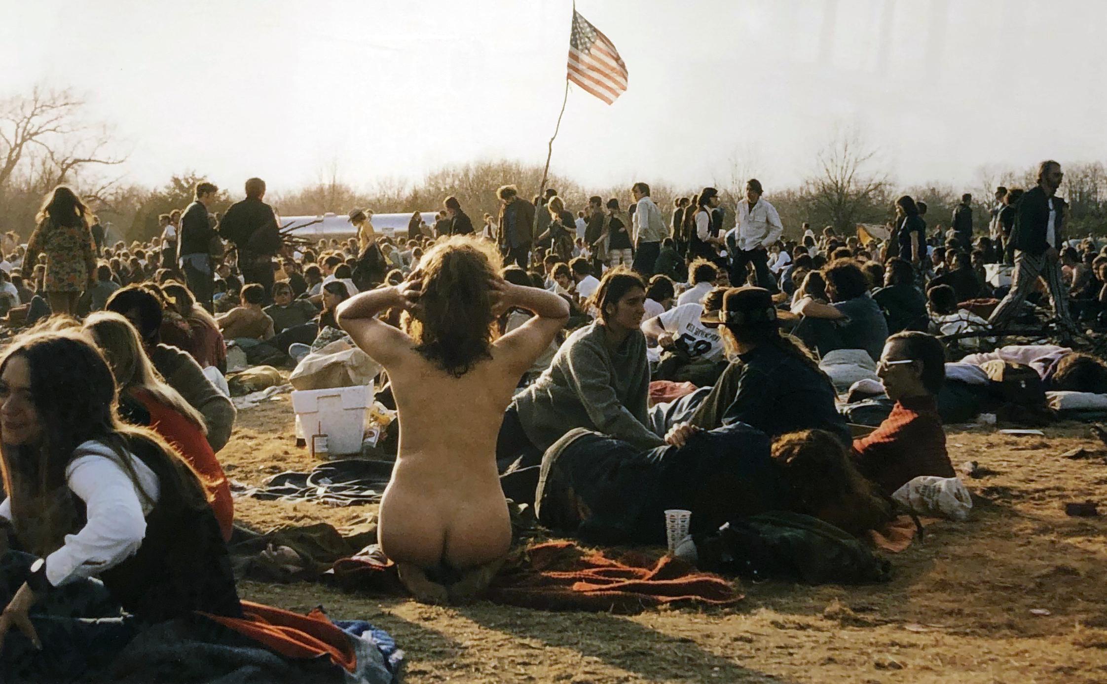 Color Photograph Art Shay - Nakedly Patriotic, 1970, rassemblement pacifique, femme nue, impression pigmentaire d'art