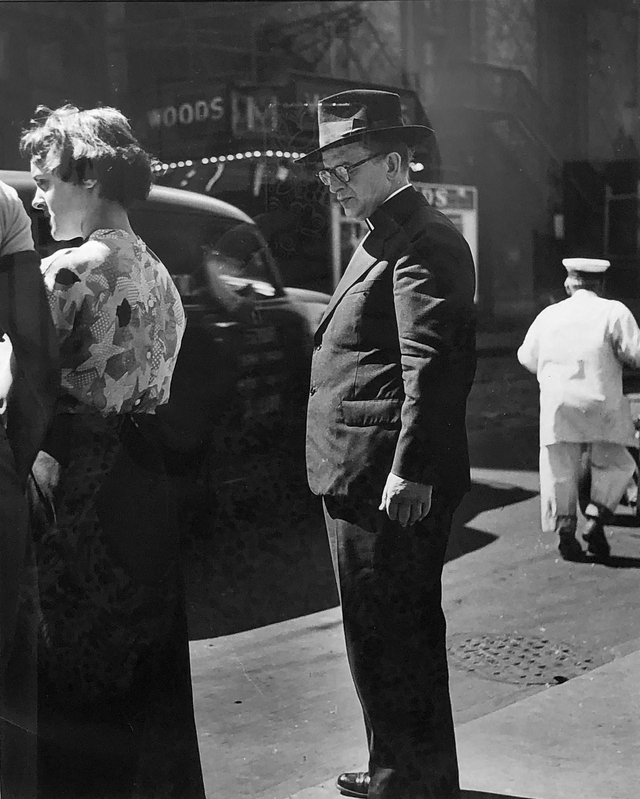 Art Shay Figurative Photograph – Observant Vater, 1949, Chicago, Vintage-Silbergelatinesilberdruck