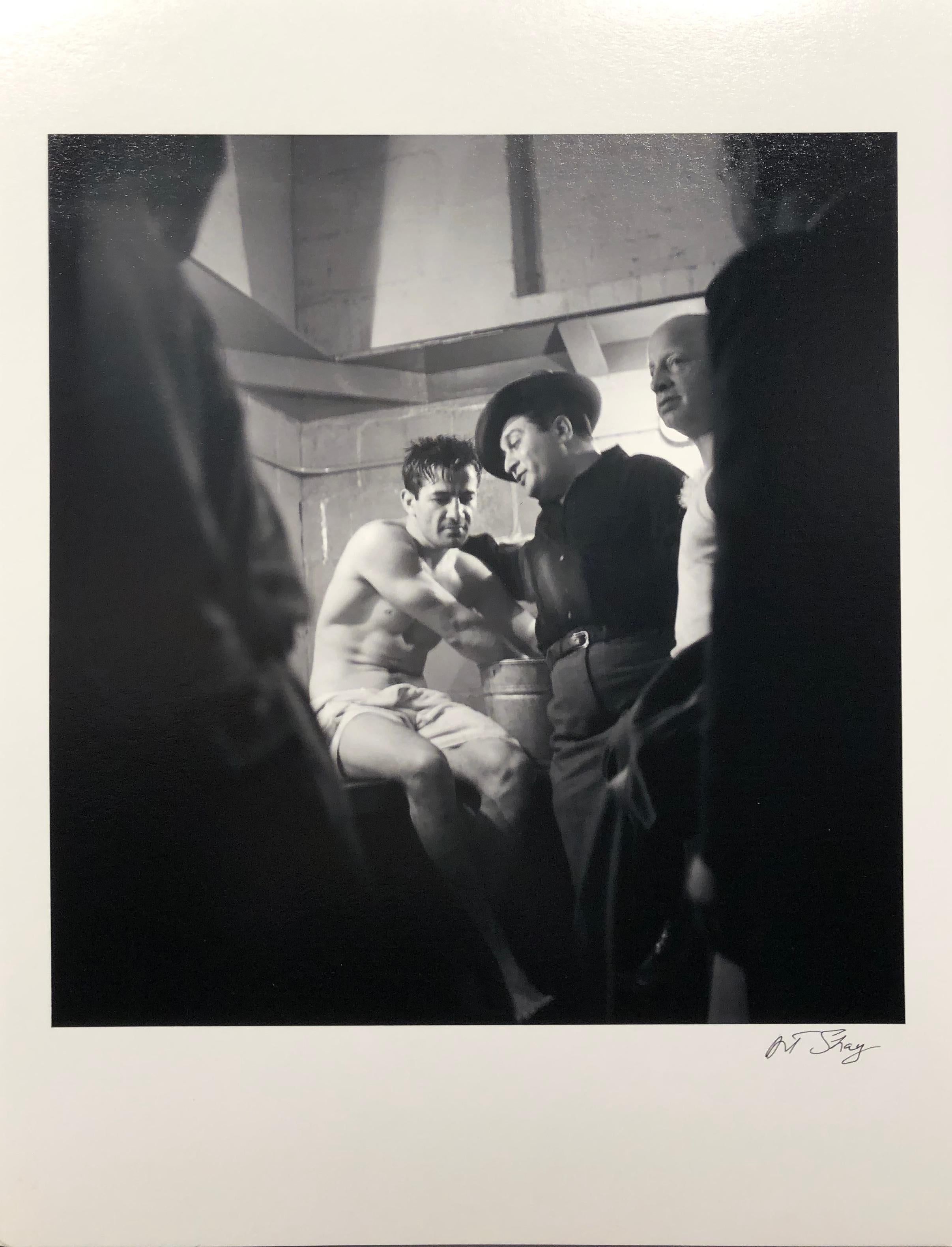 Superbe combat de boxe, Rocky Graciano dans la salle de verrouillage après un combat, 1948 - Contemporain Photograph par Art Shay