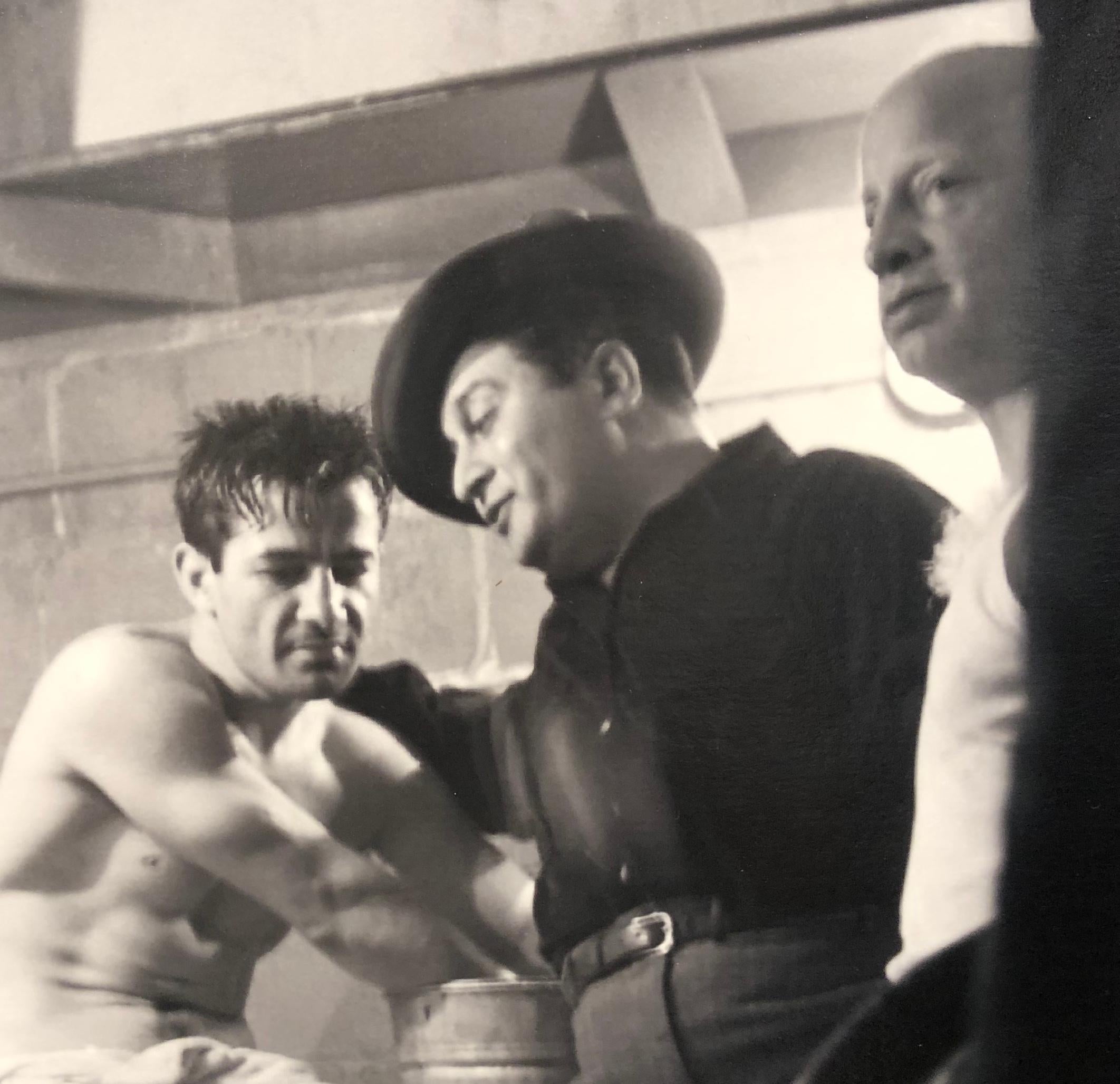 Rocky Graziano était un boxeur professionnel américain qui a détenu le titre mondial des poids moyens. Graziano est considéré comme l'un des plus grands artistes du KO de l'histoire de la boxe, démontrant souvent sa capacité à éliminer son