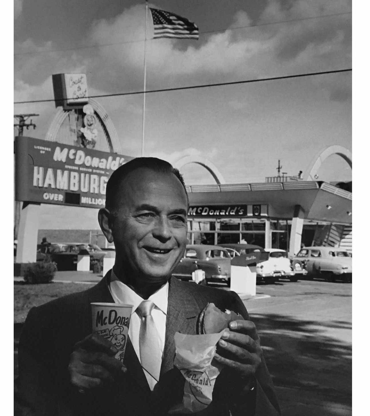 Art Shay Black and White Photograph – Smiling Ray Kroc, 1965, McDonald's First Franchise in Des Plaines, IL, gerahmt