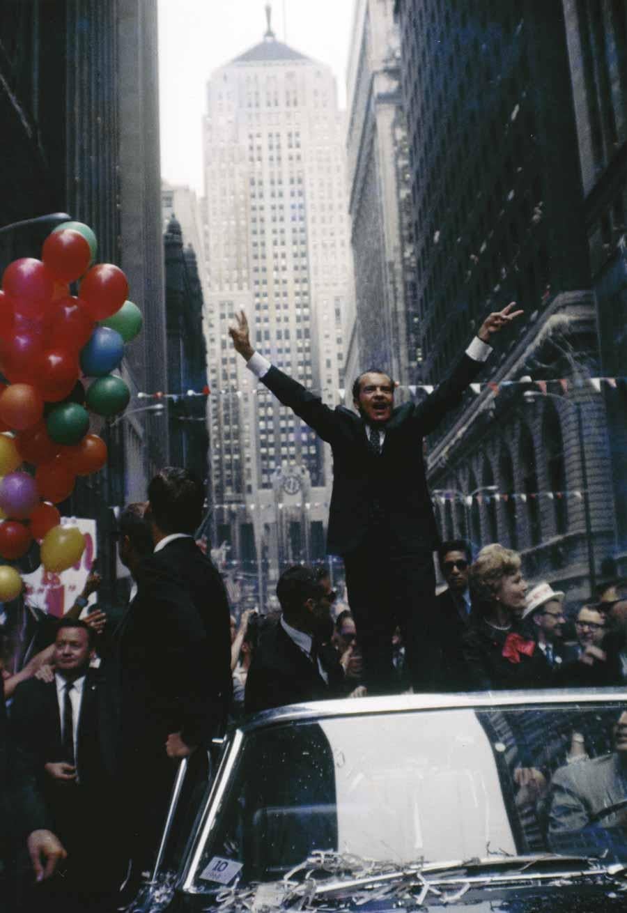 Color Photograph Art Shay - The Nixons on LaSalle Street, Chicago, 1968, photographie en couleur, signée au dos