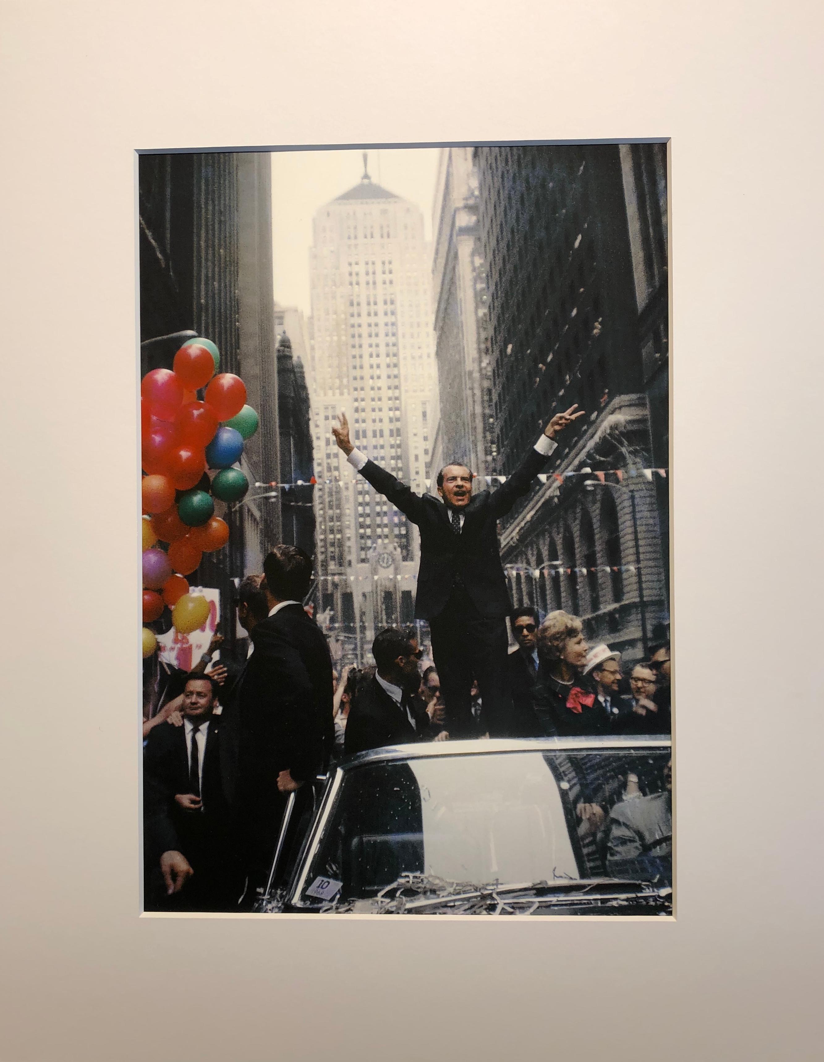 The Nixons on LaSalle Street, Chicago, 1968, Farbfotografie, signiert auf der Rückseite – Photograph von Art Shay