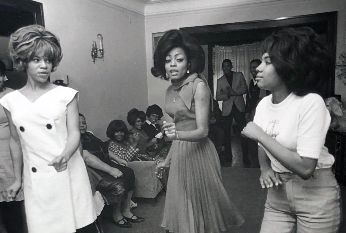 Le Supremes che ballano - Detroit, MI, 1965 - Foto alla gelatina d'argento incorniciata e firmata - Photograph di Art Shay
