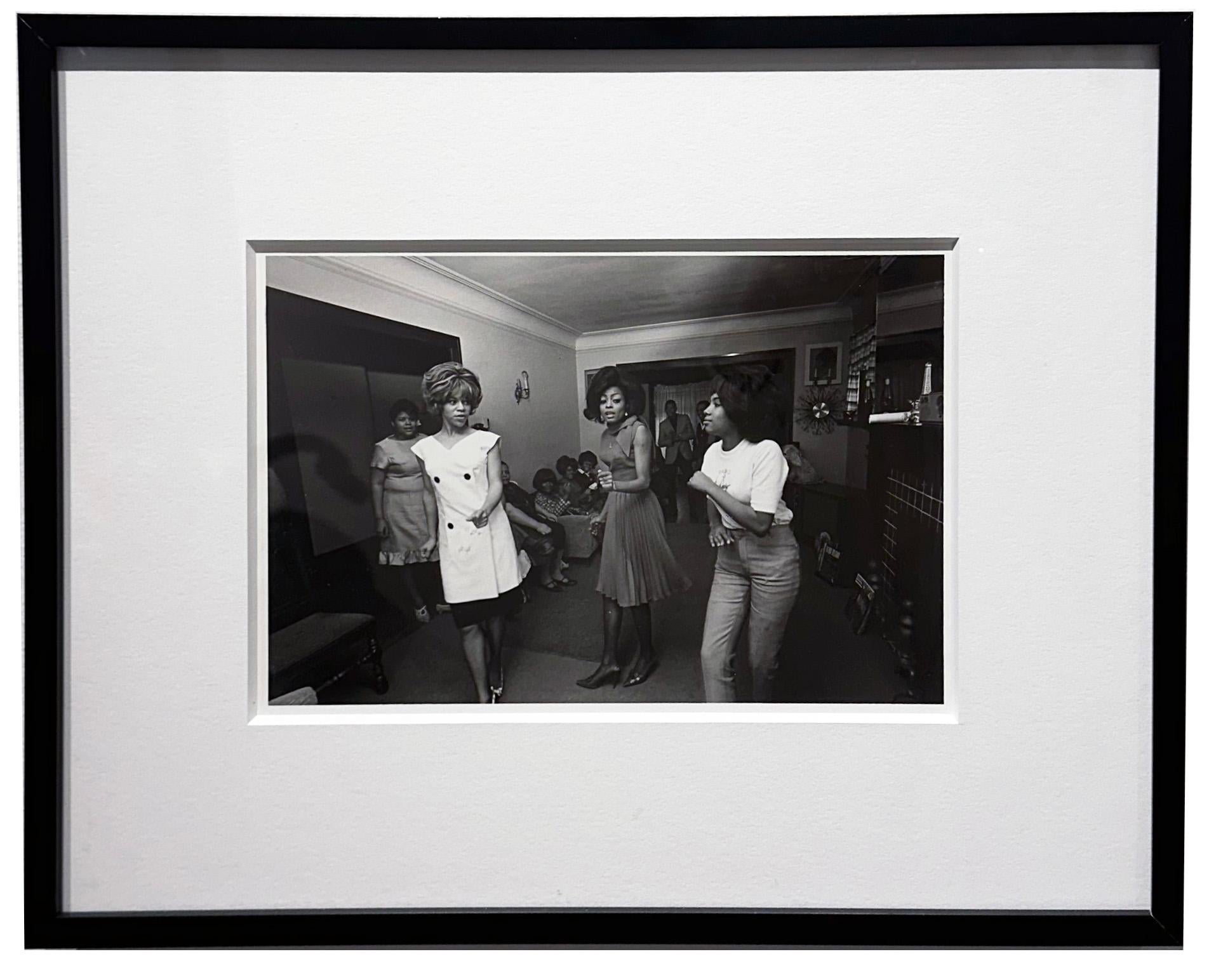 Le Supremes che ballano - Detroit, MI, 1965 - Foto alla gelatina d'argento incorniciata e firmata - Photograph Contemporaneo di Art Shay