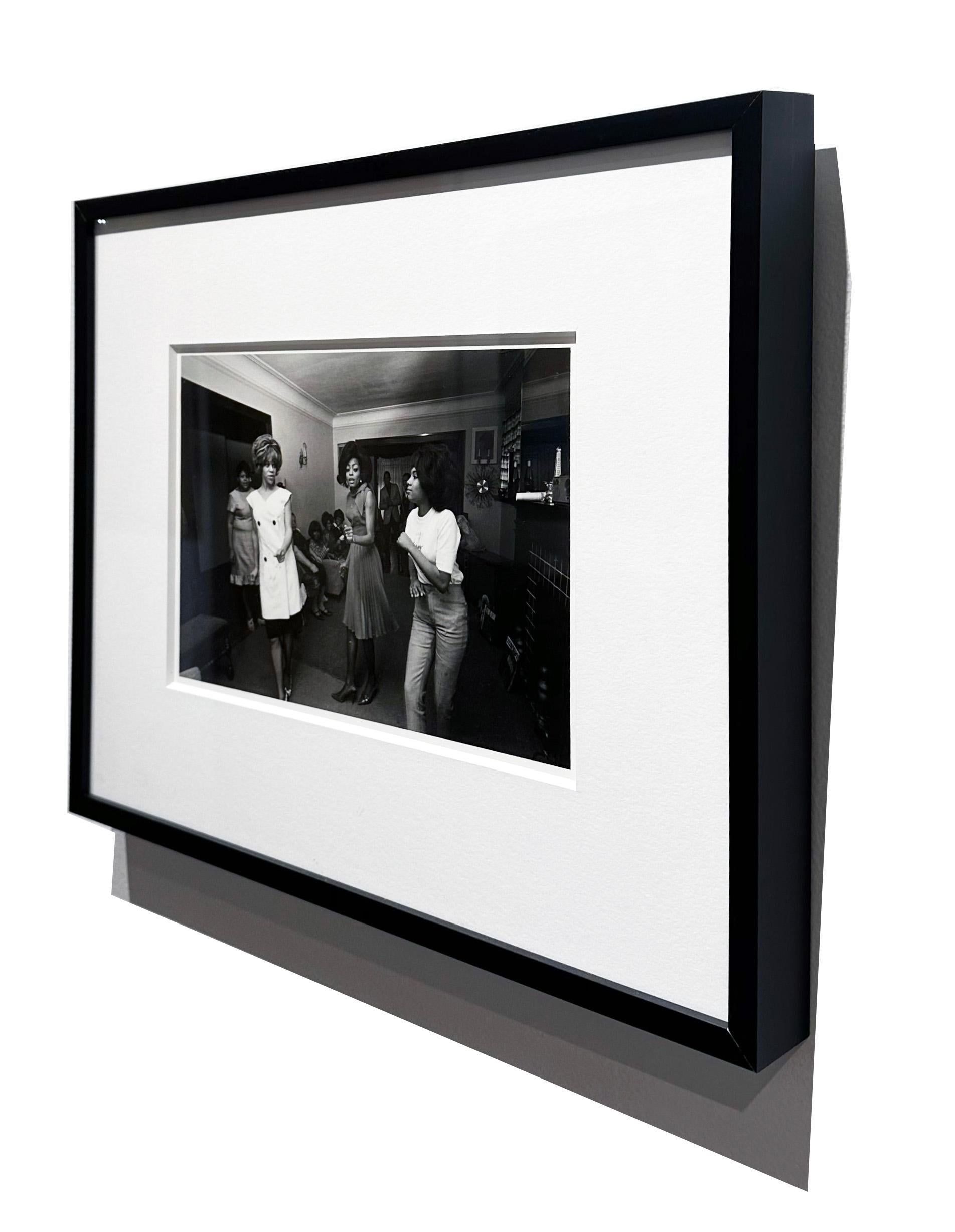 Le Supremes che ballano - Detroit, MI, 1965 - Foto alla gelatina d'argento incorniciata e firmata - Portrait Photograph Nero di Art Shay
