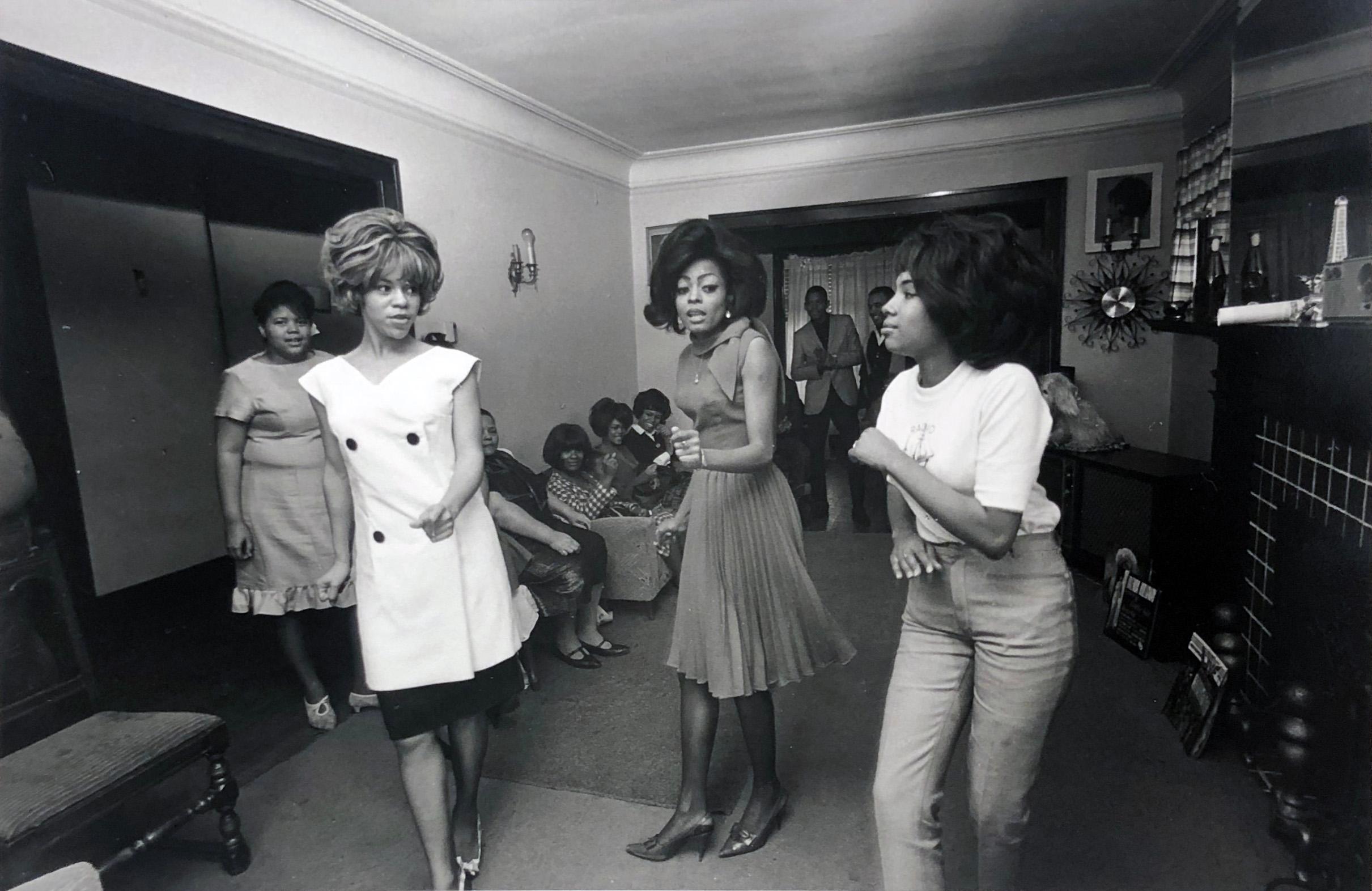 Portrait Photograph di Art Shay - Le Supremes che ballano - Detroit, MI, 1965 - Foto alla gelatina d'argento incorniciata e firmata