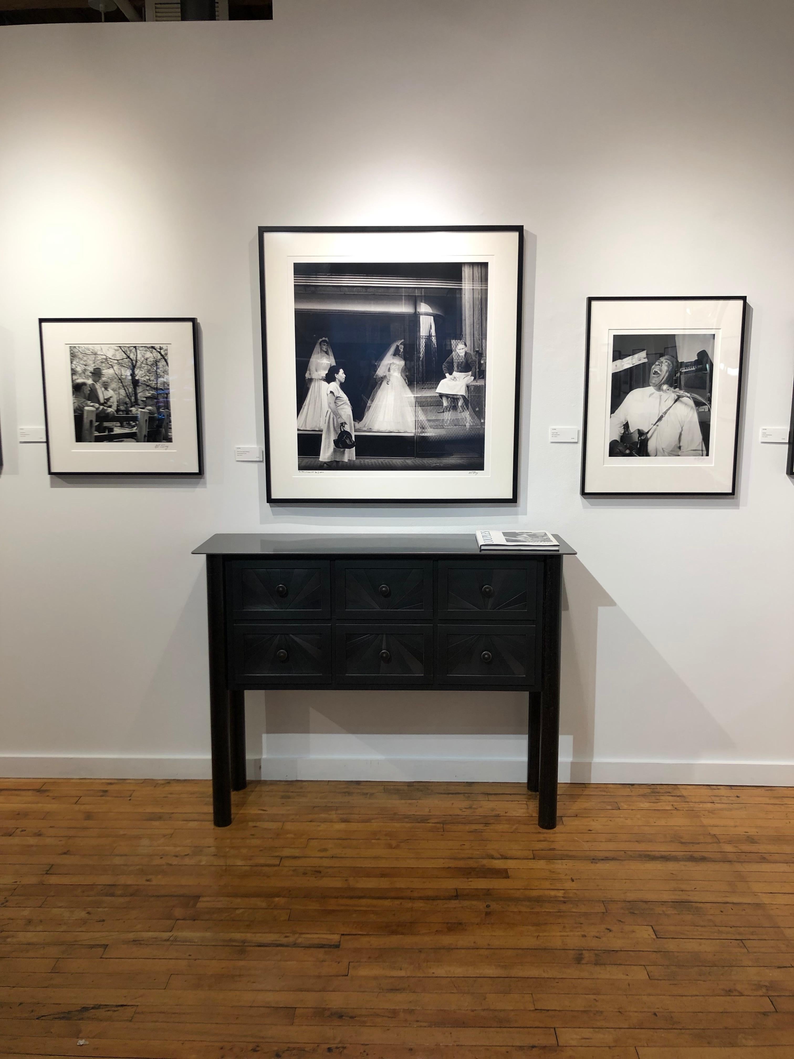 Trois à quatre âges de femmes - Photographie de rue en noir et blanc par Art Shay en vente 4