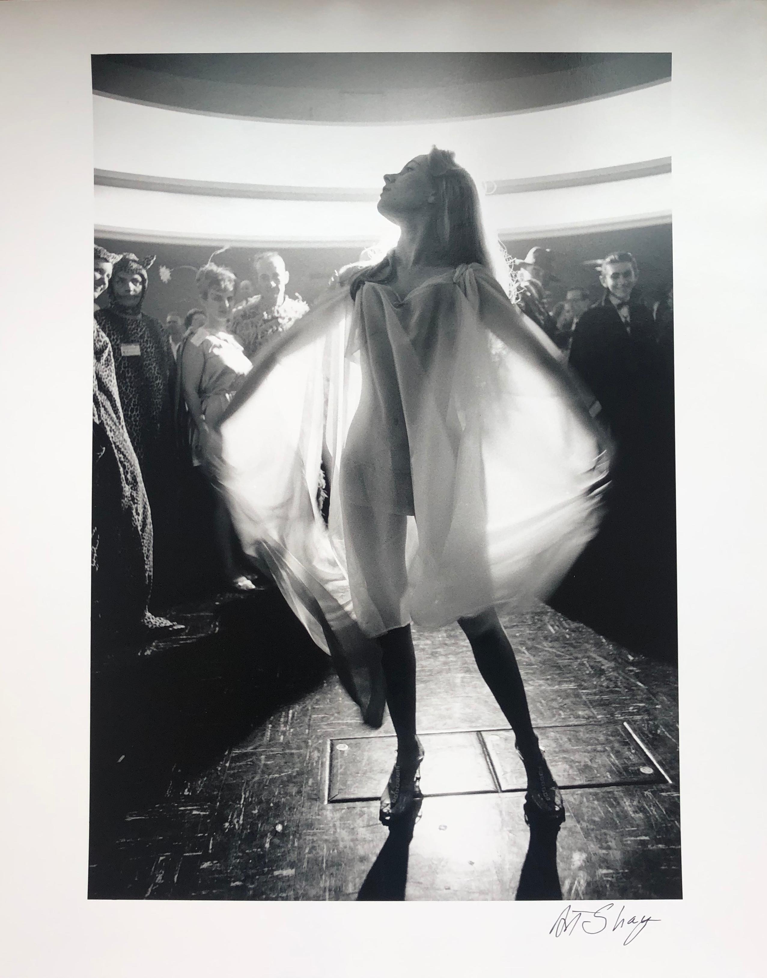 Woman in Sheer Dress, Silver Gelatin Schwarz-Weiß-Fotografie von Art Shay im Angebot 1