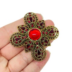 ART spilla vintage firmata in oro con croce maltese in vetro e strass rossi