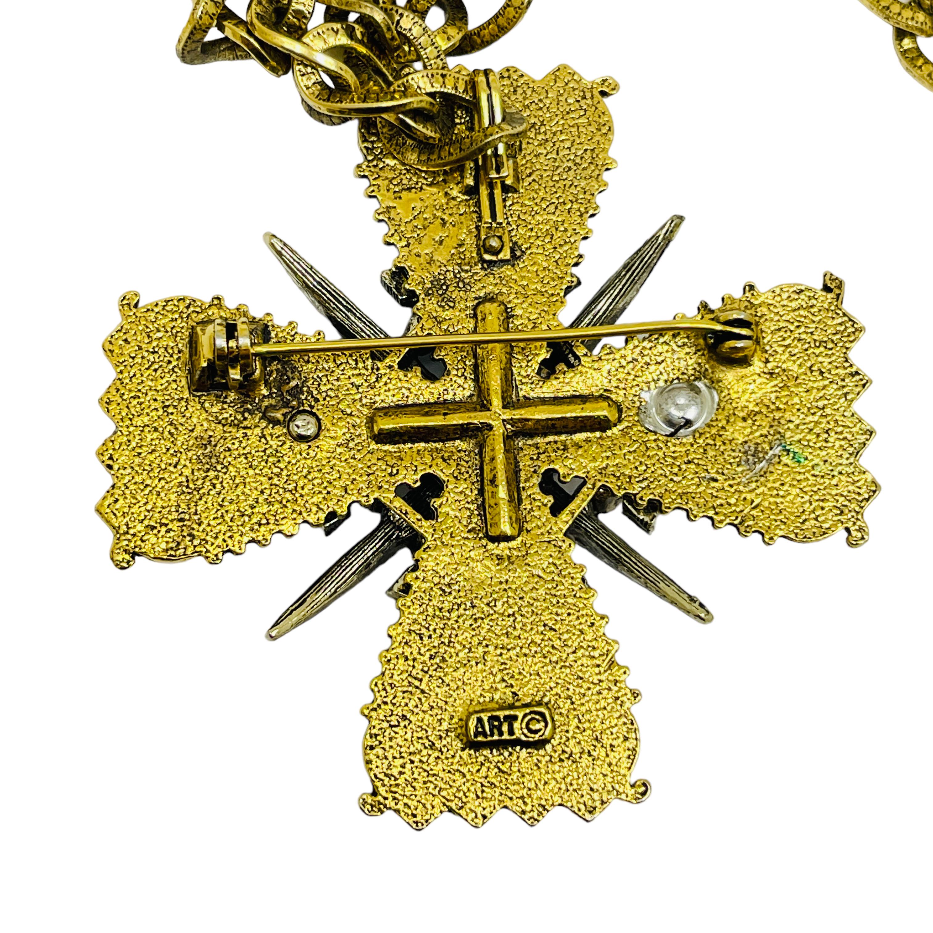 DETAILS

- • signiert ART für ARTHUR PEPPER 

- • Goldton mit Kunststeinen

- • Vintage Designer Halskette Brosche
  

MASSNAHMEN  

- •

CONDIT

- •  sehr guter Vintage-Zustand mit minimalen Gebrauchsspuren 

 Sku 32

❤️❤️  