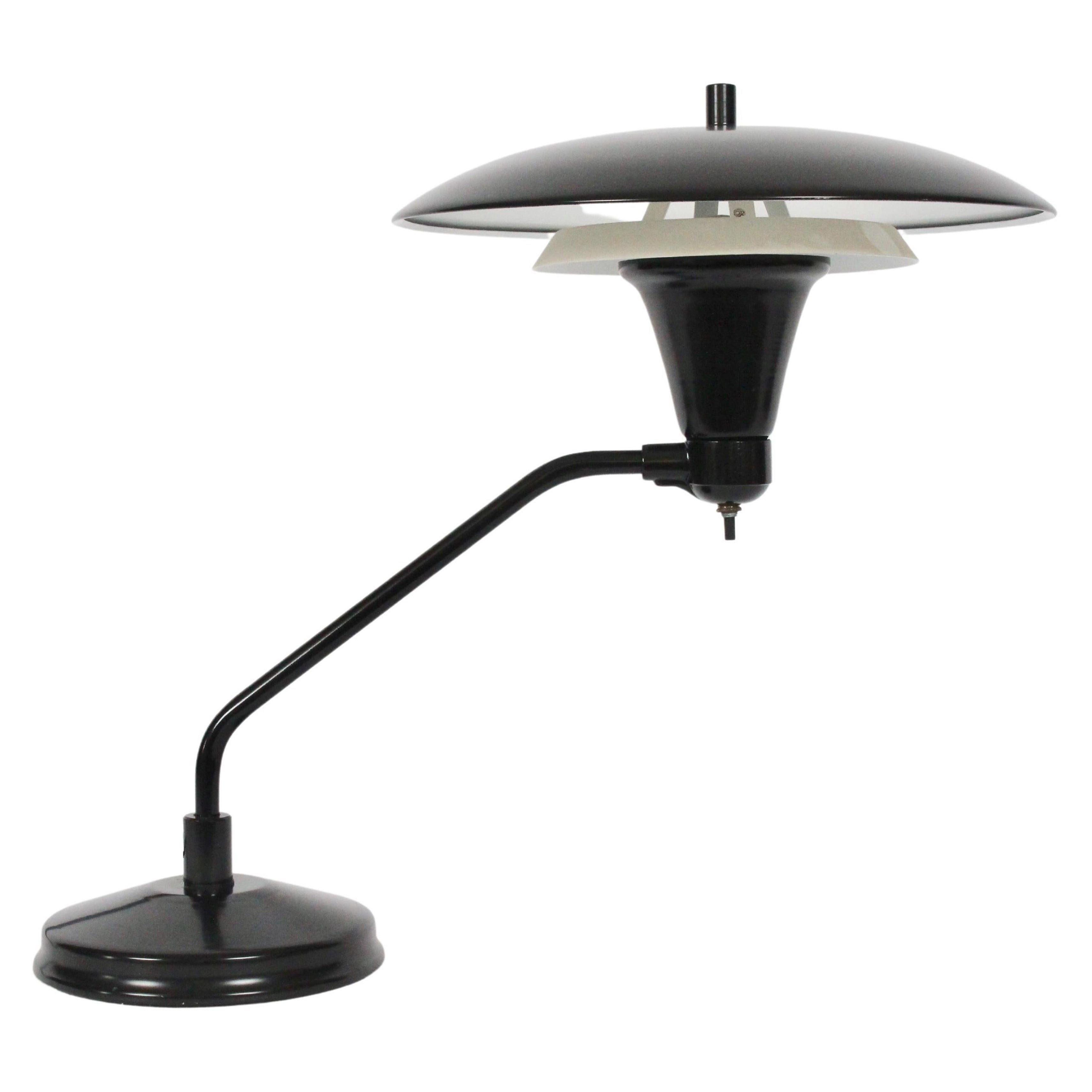 Art Specialty Co. Lámpara de escritorio "Platillo volante" en blanco y negro, circa 1960 en venta