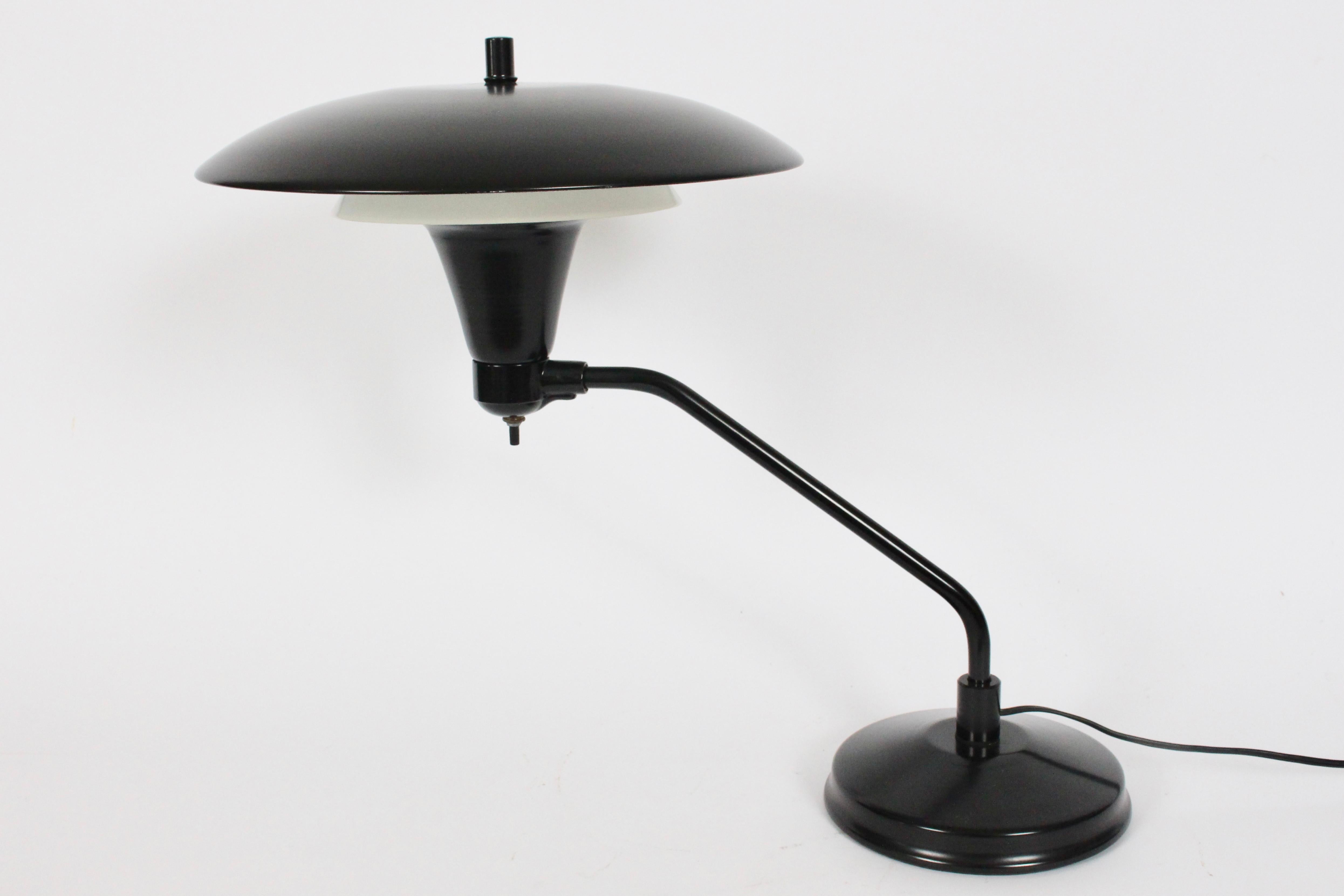 Art Specialty Co. Lampe de bureau « Flying Saucer » noire et blanche, vers 1960 en vente 5