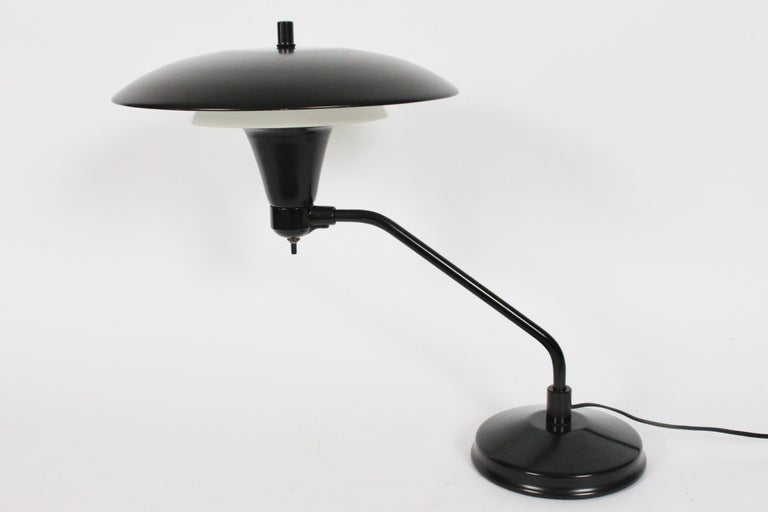 Art Specialty Co. Lampe de bureau « Flying Saucer » noire et blanche,  datant d'environ 1960 En vente sur 1stDibs