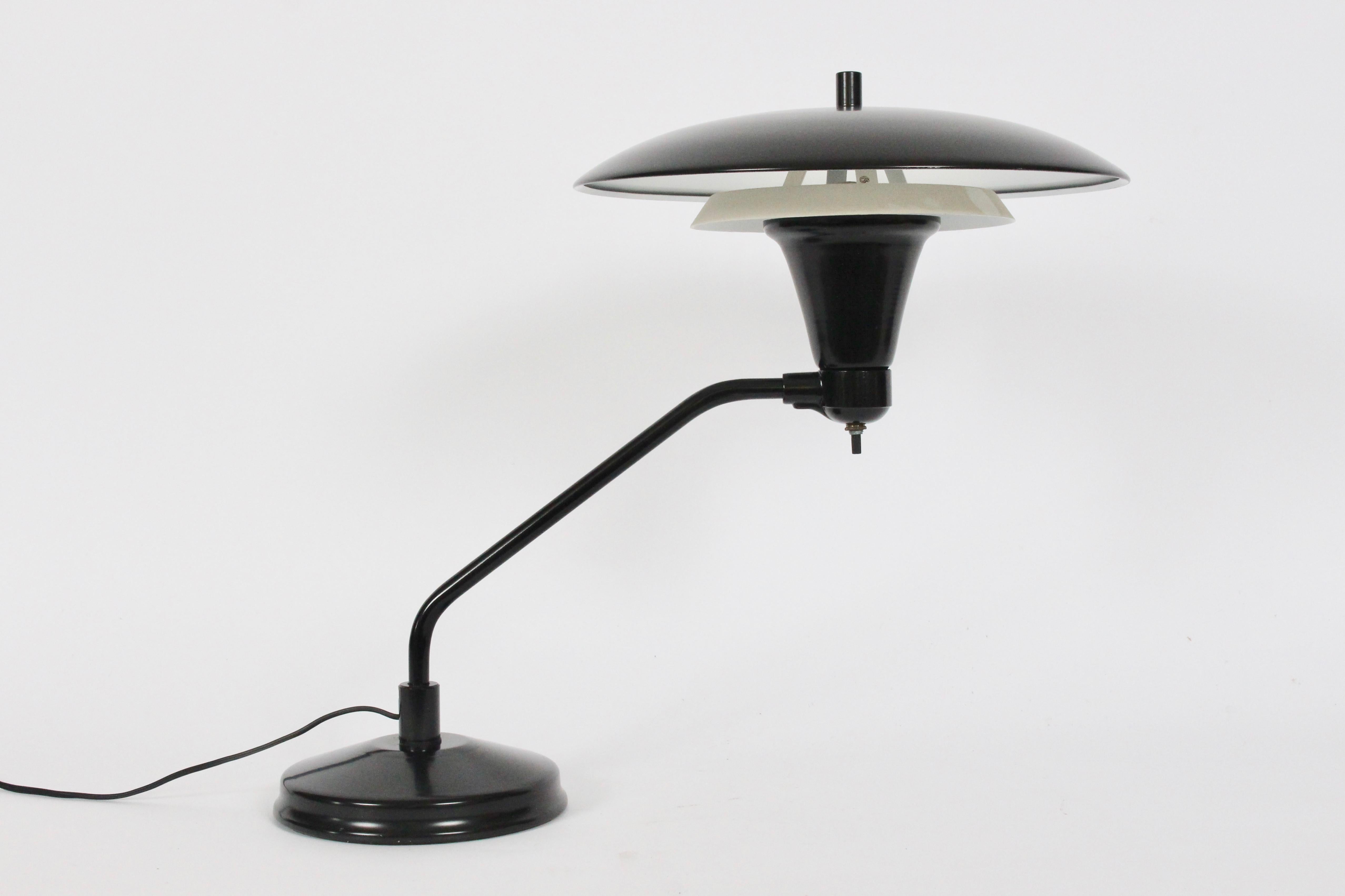 Art Specialty Co. Lampe de bureau « Flying Saucer » noire et blanche, vers 1960 en vente 6