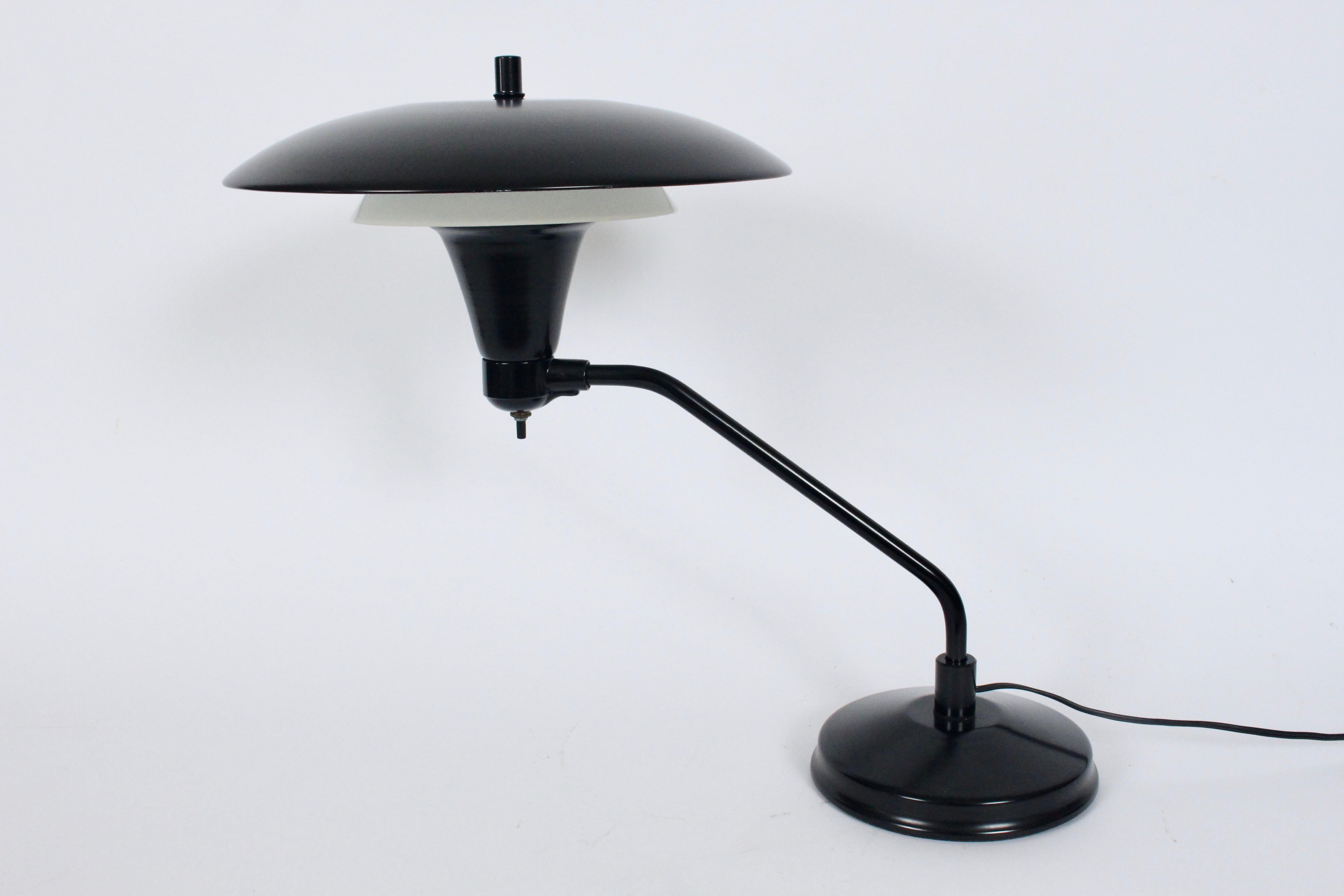 Mid-Century Modern Art Specialty Co. Lampe de bureau « Flying Saucer » noire et blanche, vers 1960 en vente