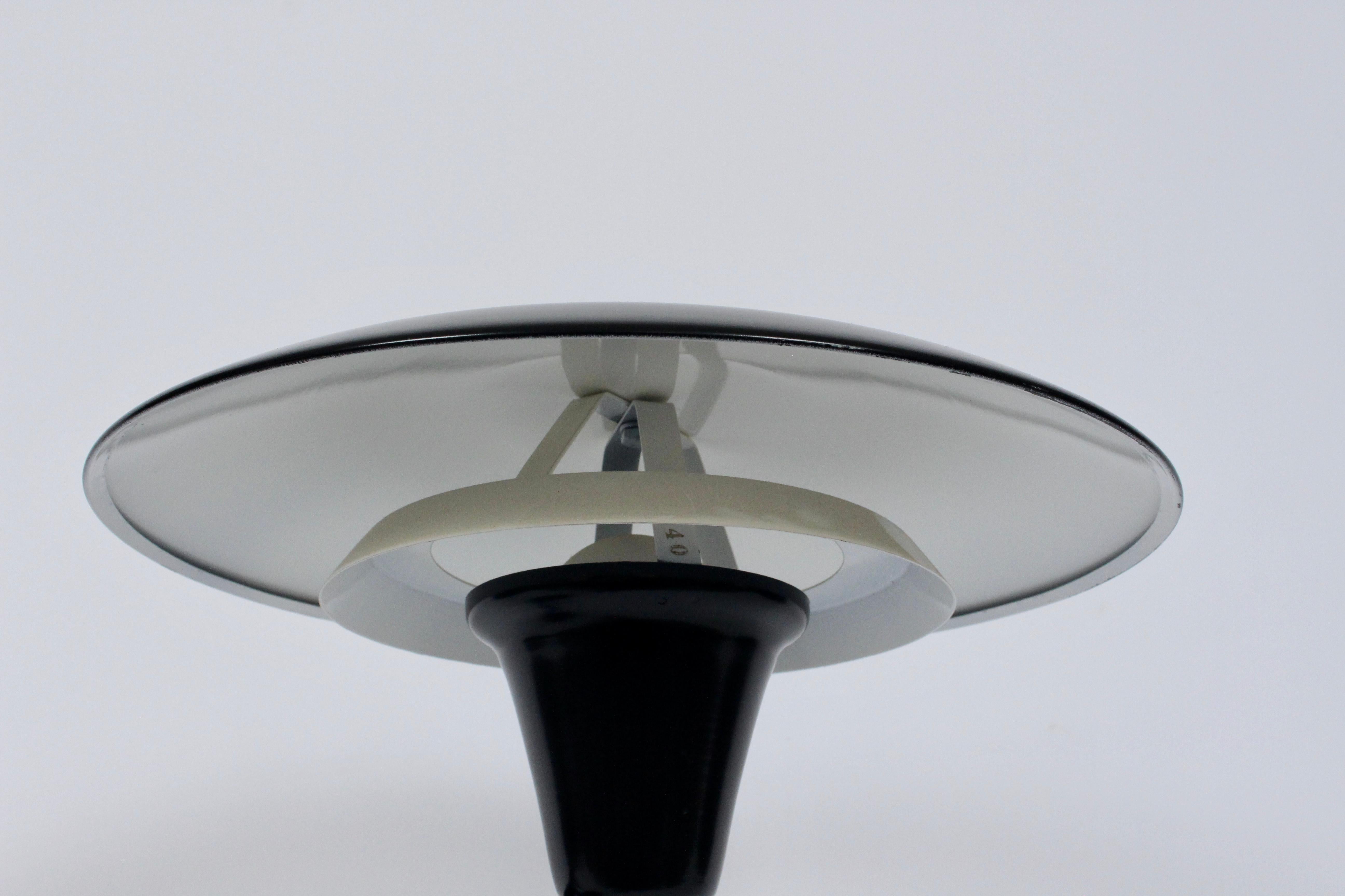 Américain Art Specialty Co. Lampe de bureau « Flying Saucer » noire et blanche, vers 1960 en vente