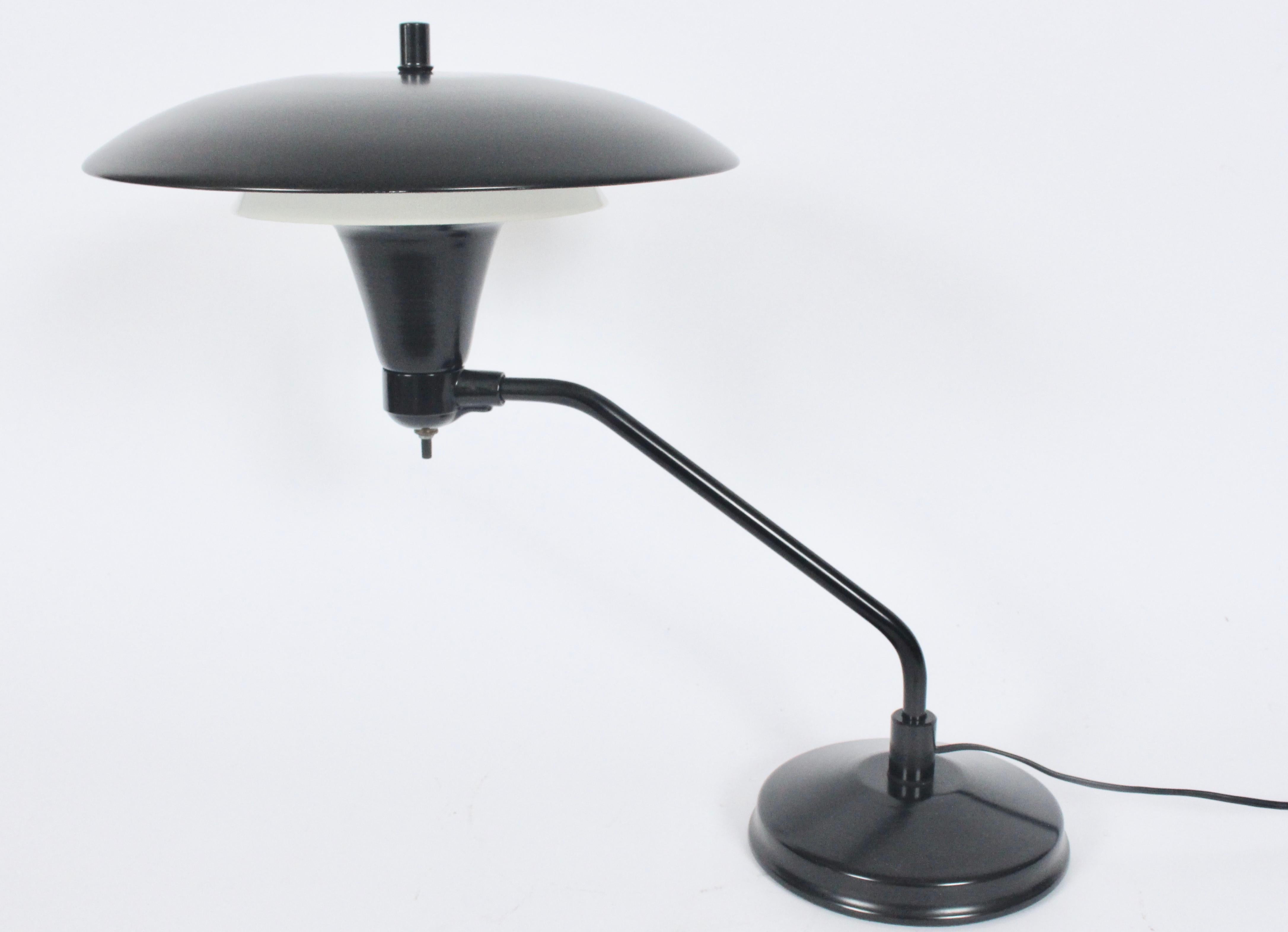 Art Specialty Co. Lampe de bureau « Flying Saucer » noire et blanche, vers 1960 Bon état - En vente à Bainbridge, NY